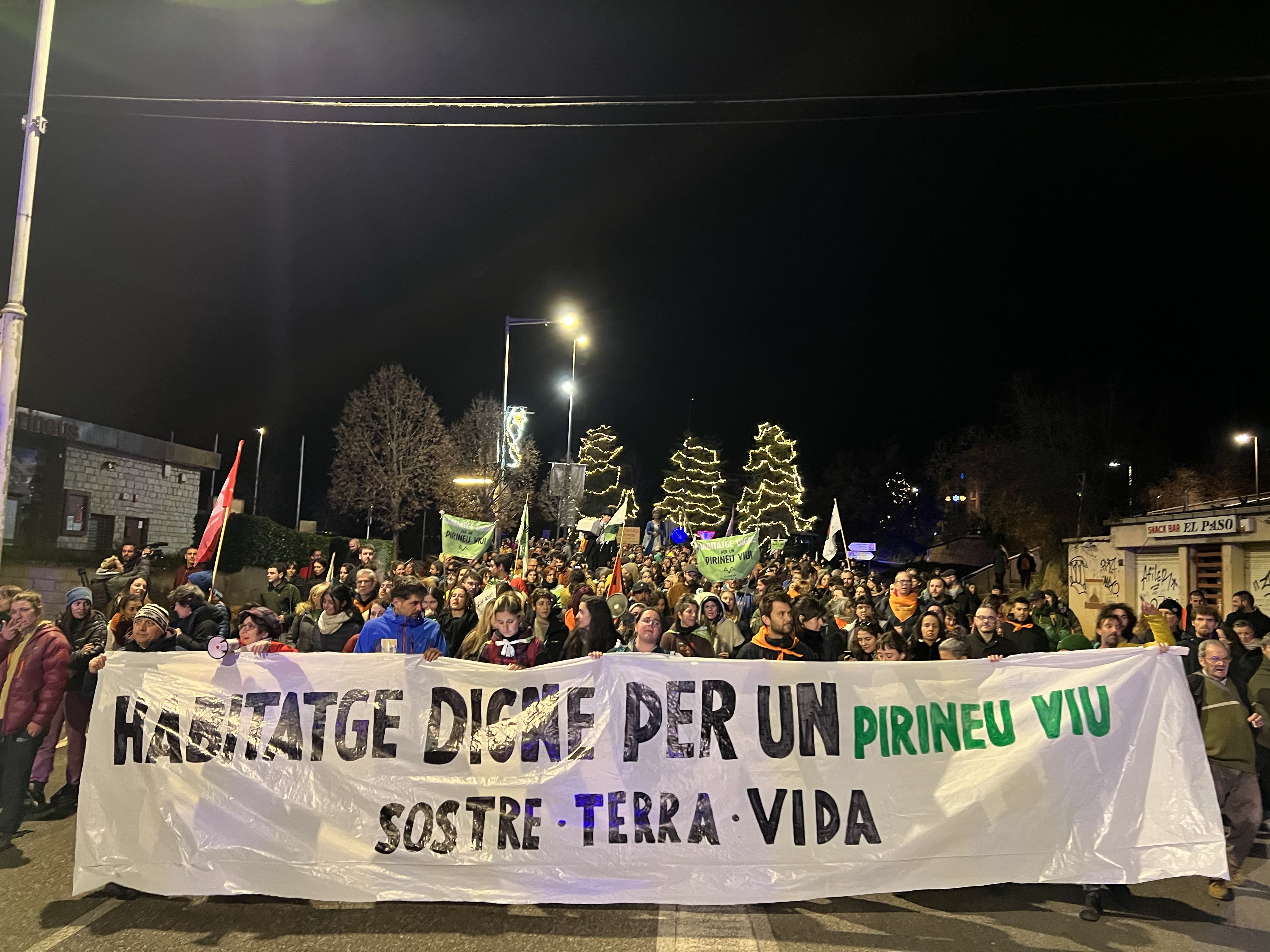 Capçalera de la manifestació a la Seu d'Urgell per un habitatge digne al Pirineu