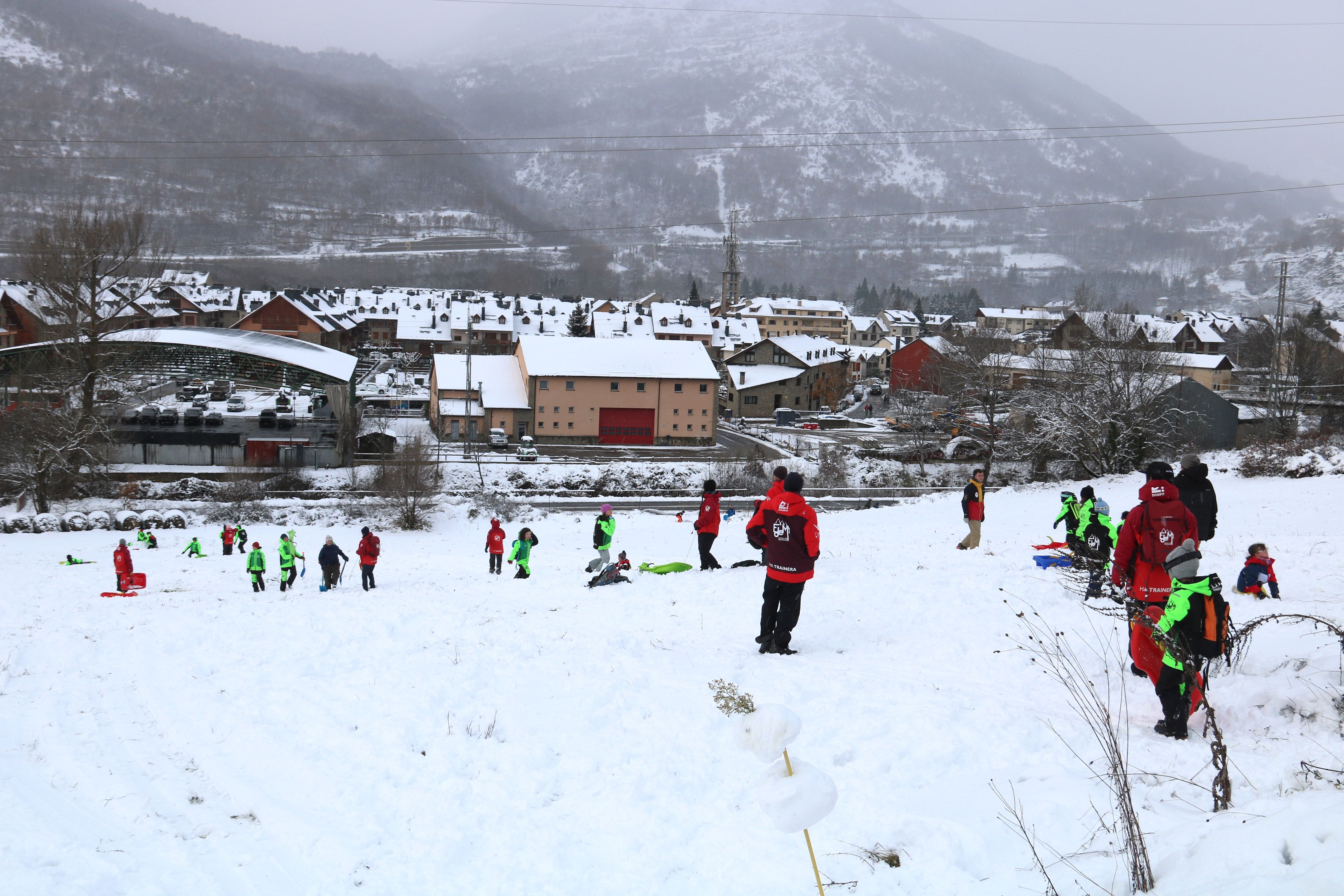 Infants juguen amb la neu a Esterri d'Àneu