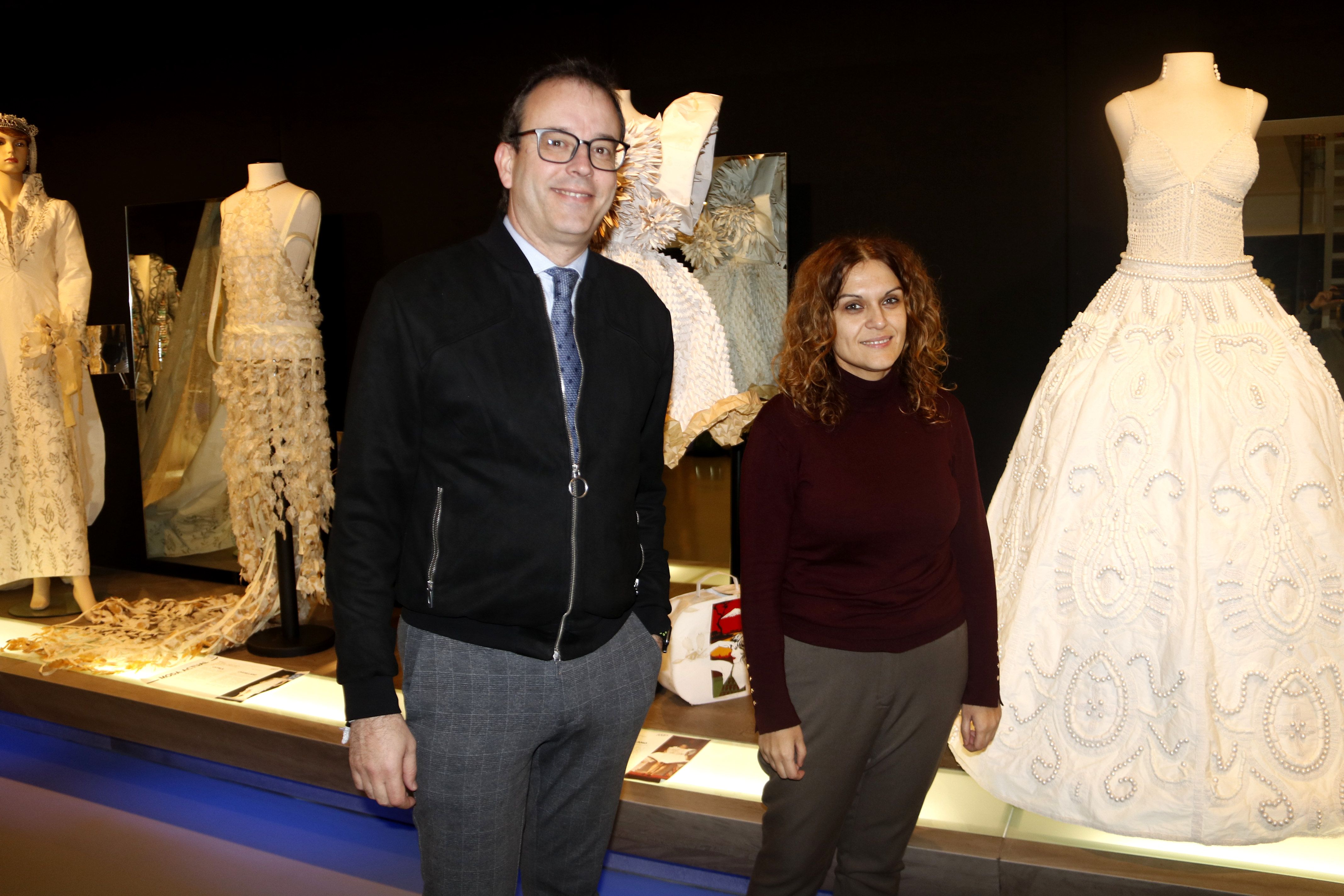 Marc Solsona i Mireia Caba, directora de Museu de Vestits de Paper