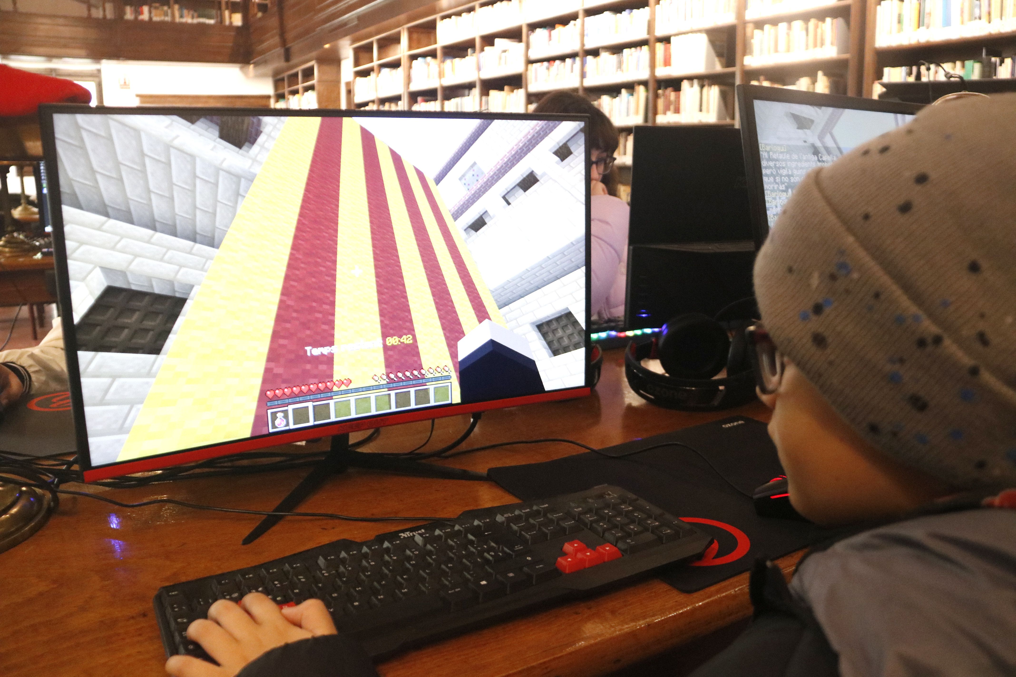 Un alumne jugant a Minecraft a l'IEI