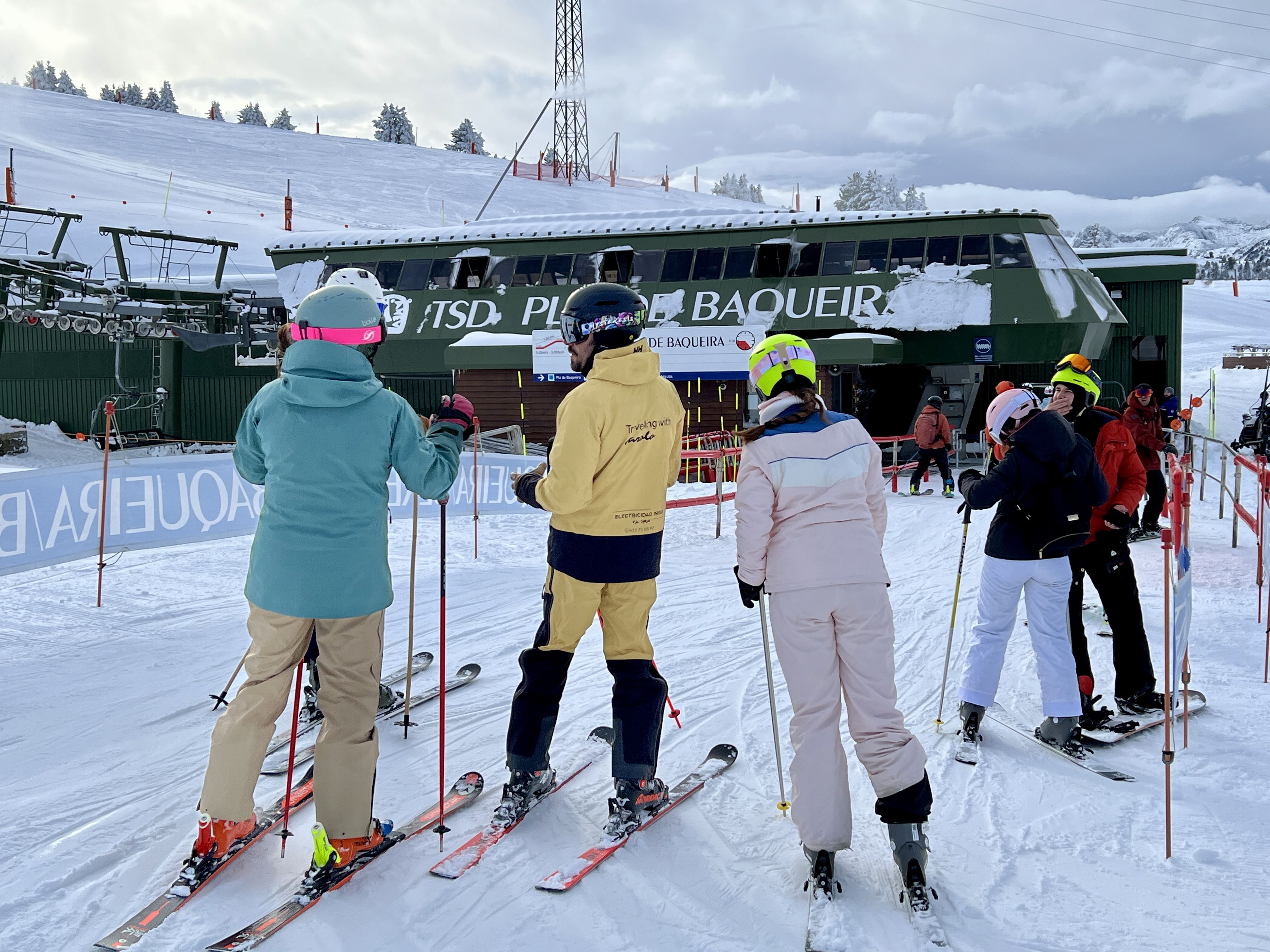 Esquiadors dirigint-se a un remuntador a Baqueira Beret