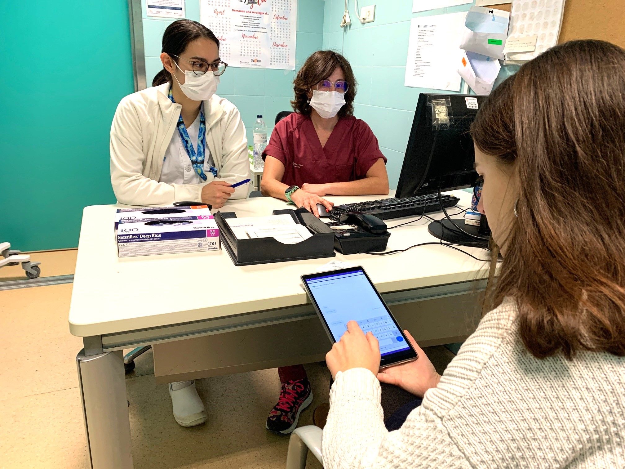 Un pacient utilitzant el nou sistema per optimitzar les urgències del CUAP de Lleida i l'Hospital Arnau de Vilanova