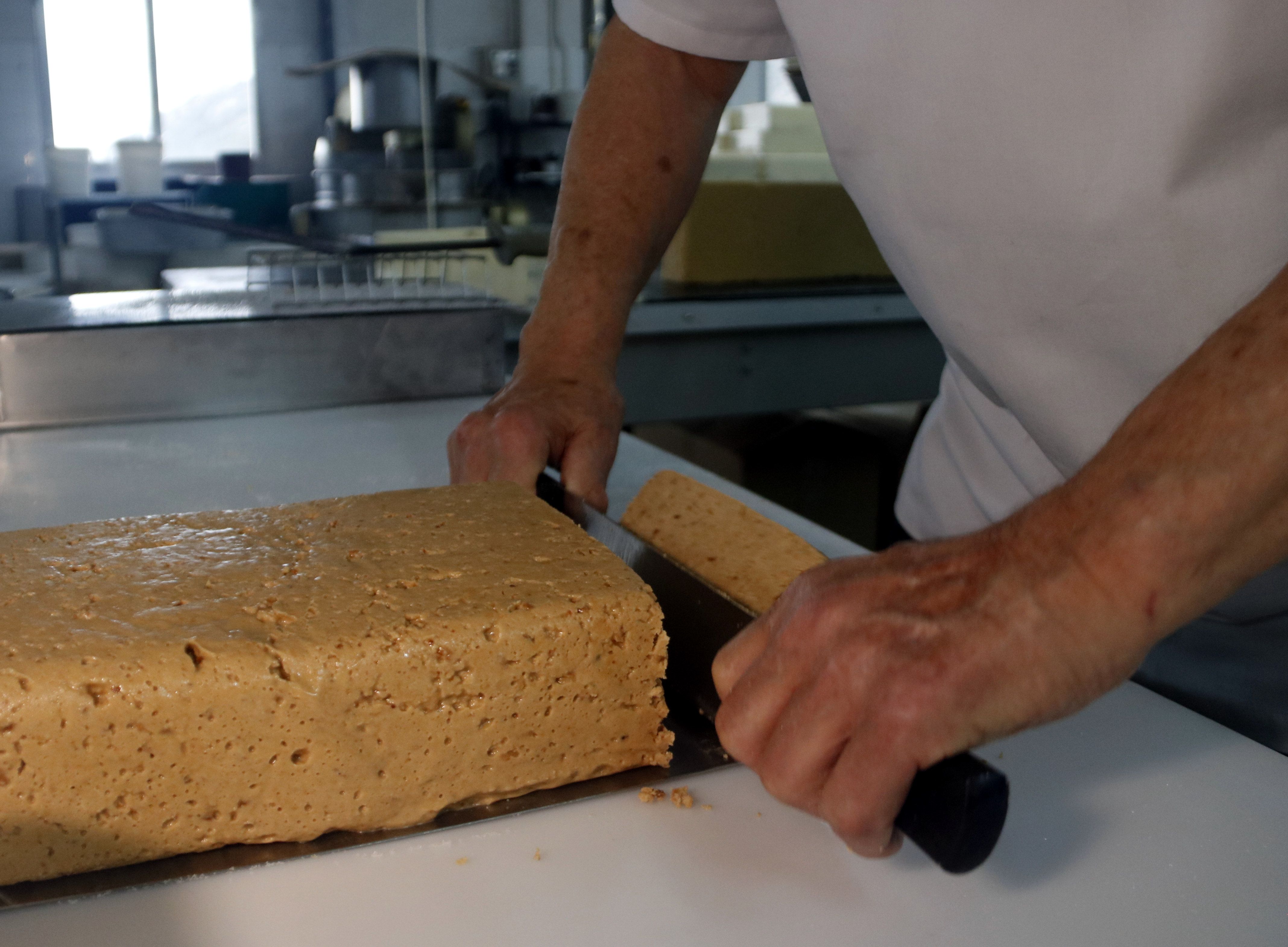 Torró al tall a la firma Torrons Alemany d'Os de Balaguer