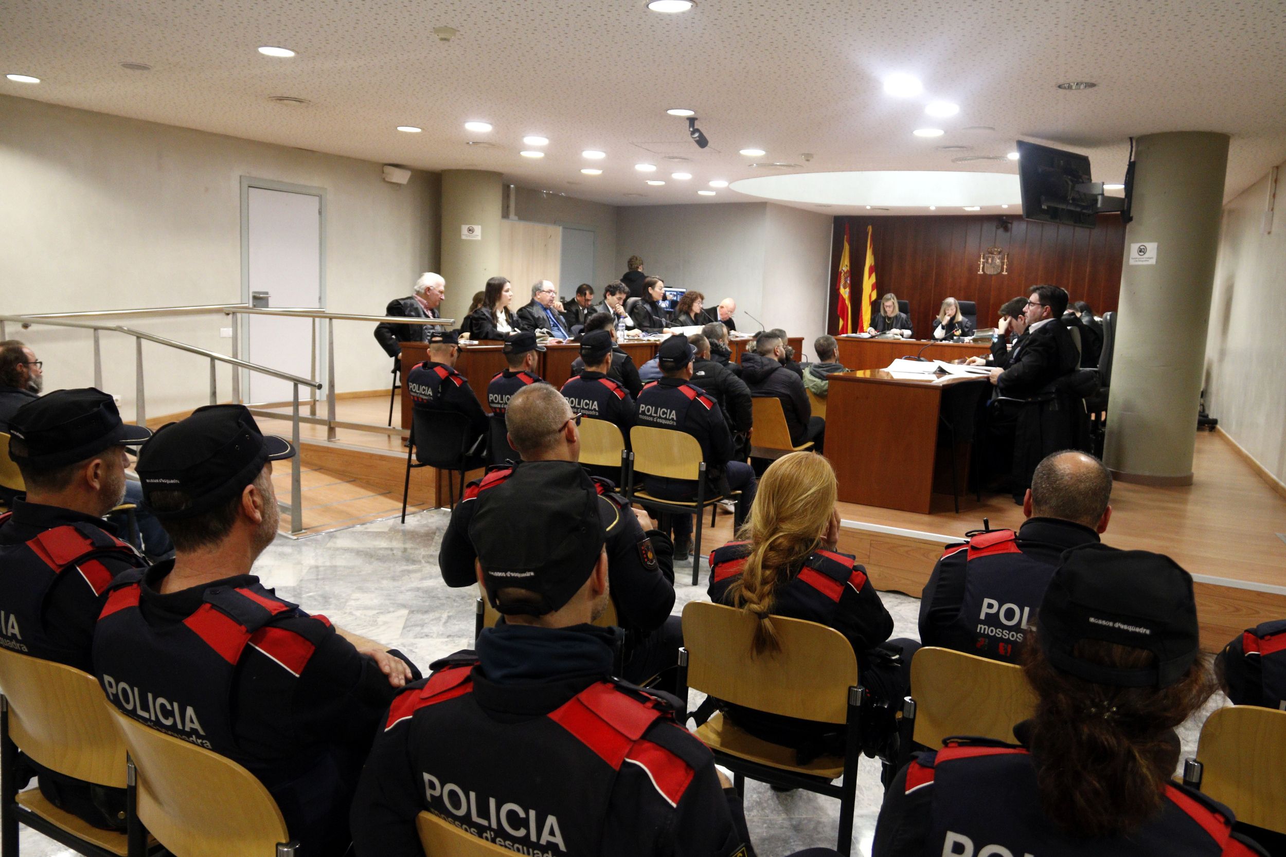 Fort desplegament policial a l'Audiència de Lleida durant la vista de conformitat per a 31 acusats condemnats per narcotràfic