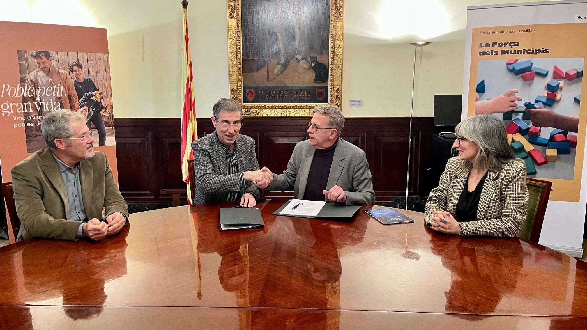 El rector de la UdL, Jaume Puy i el president de la Diputació, Joan Talarn, firmant el conveni