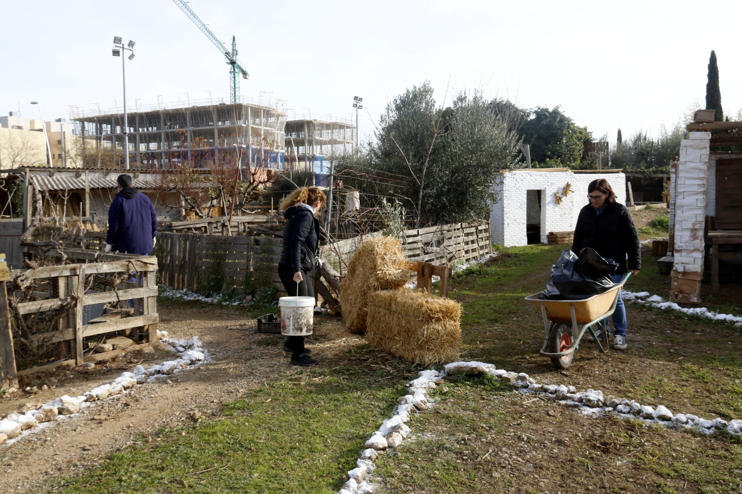 Últims preparatius en un dels carrers del poblat del pessebre vivent del barri dels Mangraners de Lleida