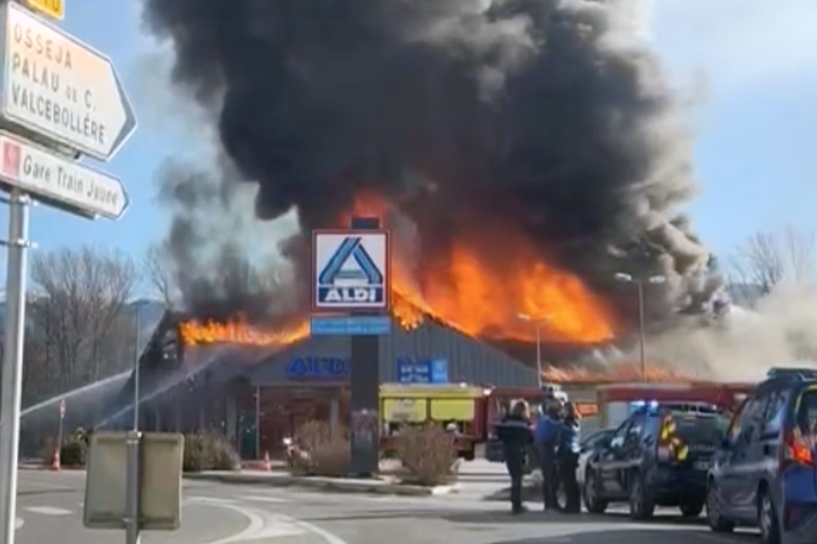 Sis dotacions dels Bombers de la Generalitat col·laboren amb els Pompiers en l'extinció del foc.