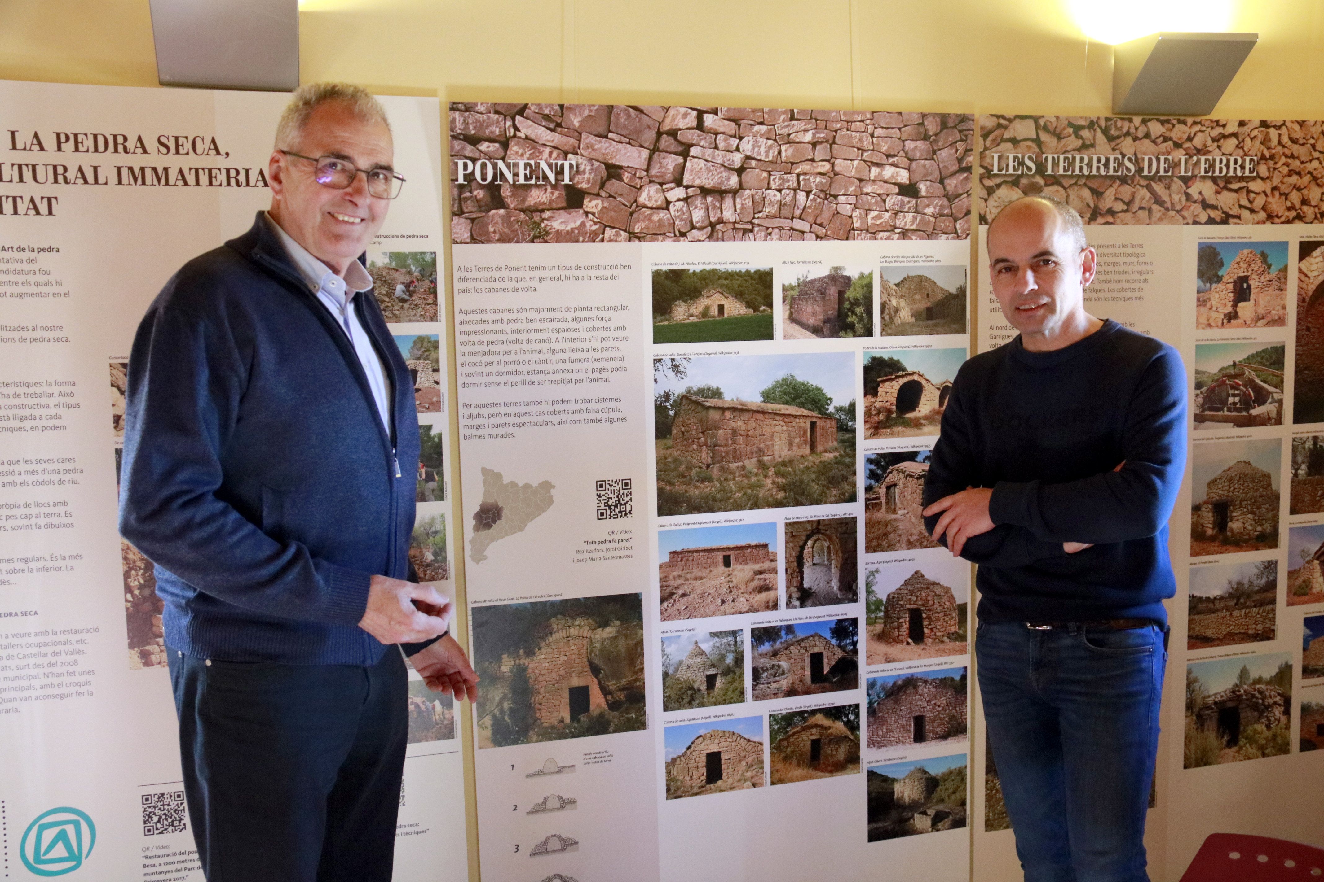 L'alcalde de Torrebesses, Mario Urrea, i el tècnic de Repte Demogràfic, Manel Pellicer, al Centre d'interpretació de la pedra seca de Torrebesses