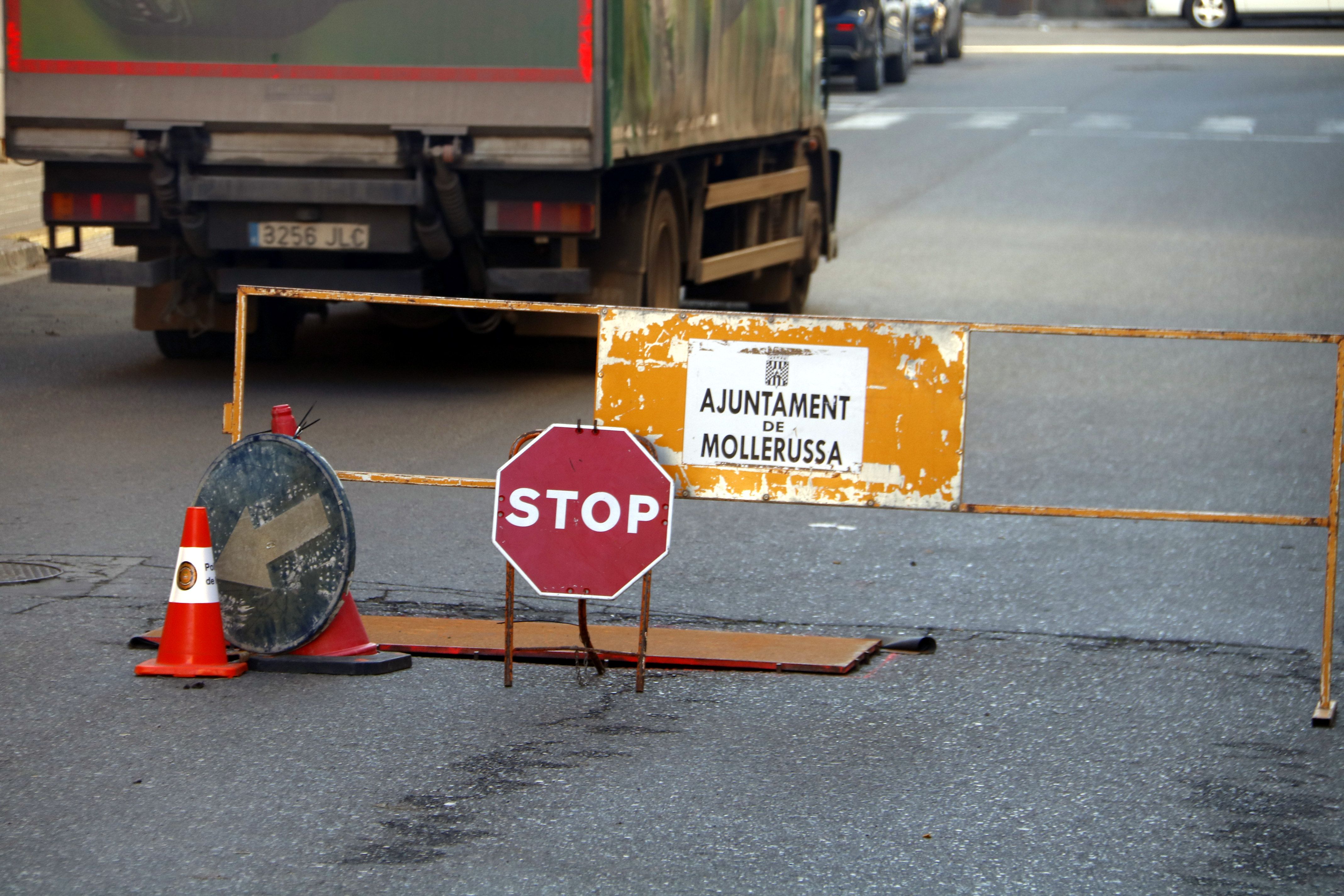 Un forat tapat amb una planxa i senyalitzat al carrer Dardanels de Mollerussa