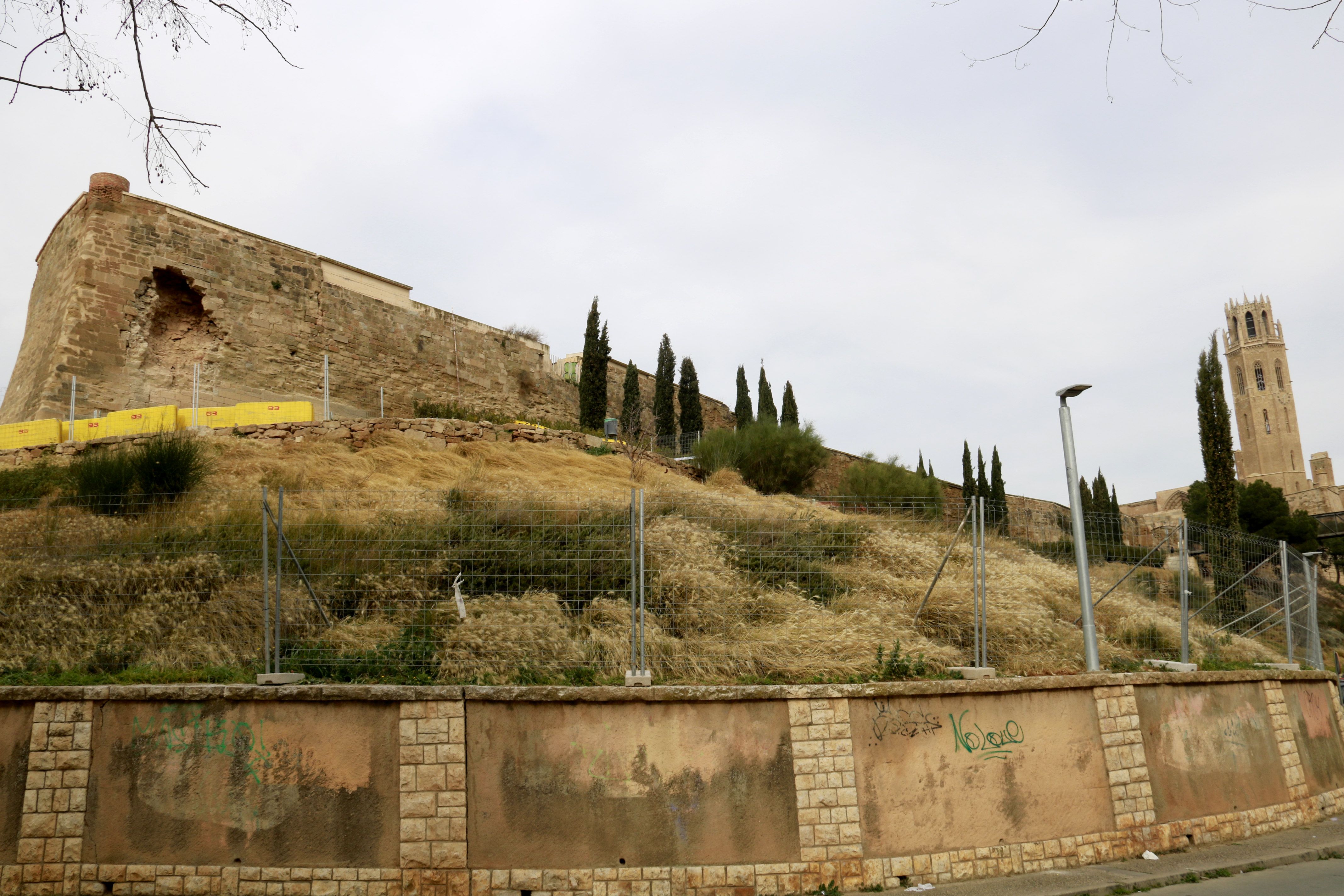 La Seu Vella de Lleida amb la muralla esfondrada a l'esquerra de la imatge