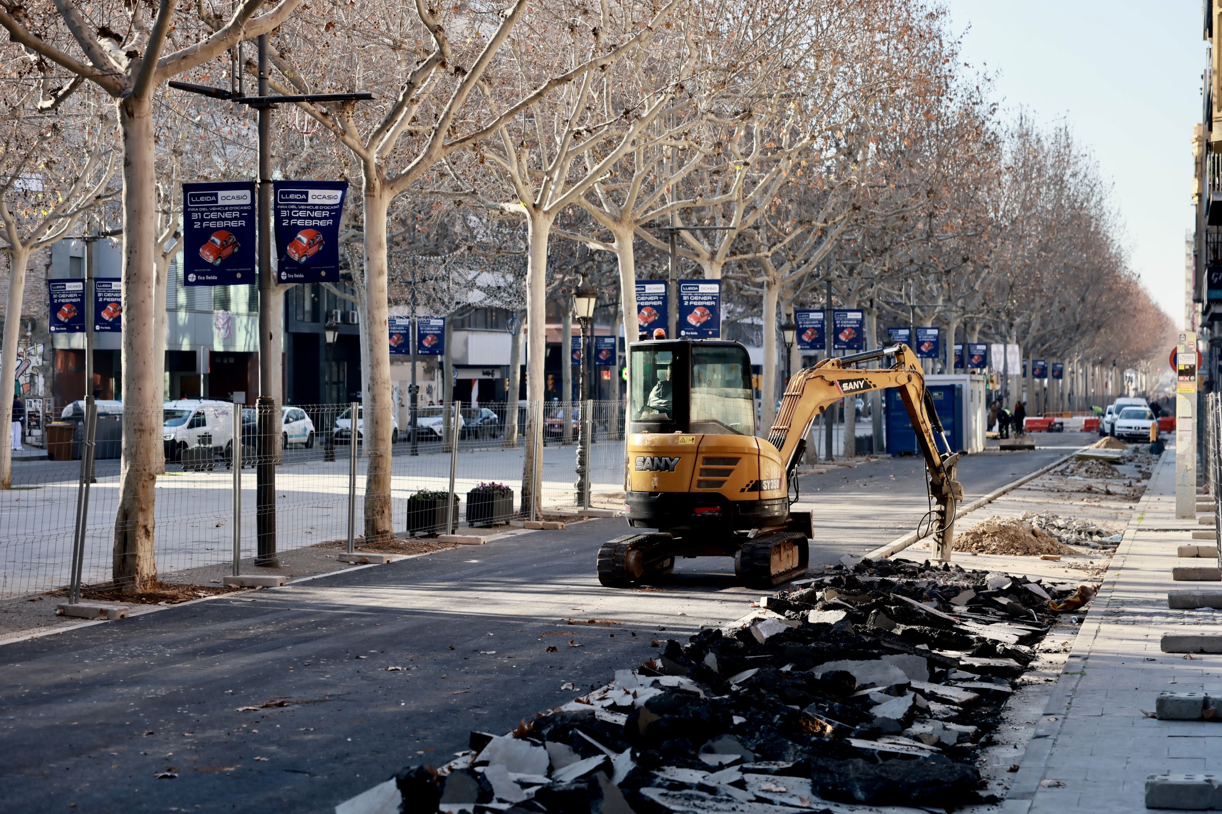 Una màquina perfora el paviment per ampliar la vorera de rambla Ferran