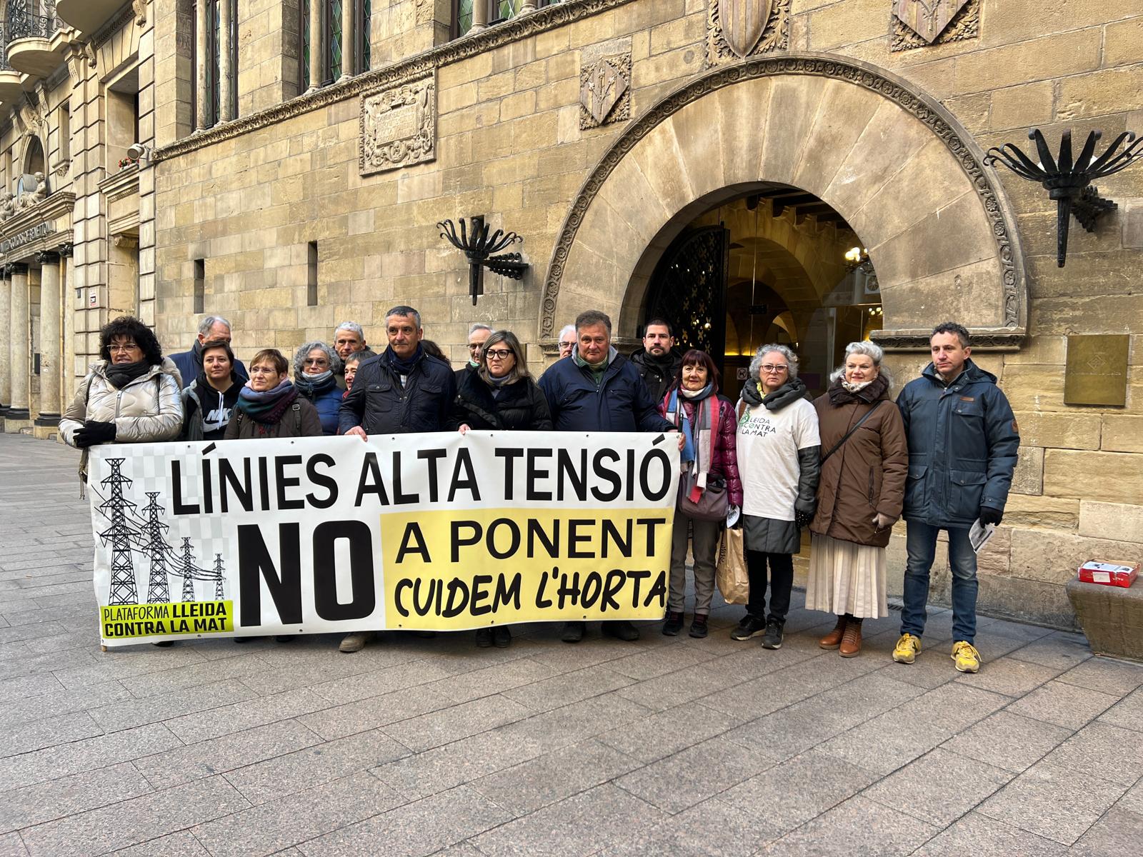 La plataforma Lleida contra la MAT ha iniciat un procés judicial contra la Paeria per autoritzar la construcció d’una línia d’alta tensió a l’Horta de Lleida