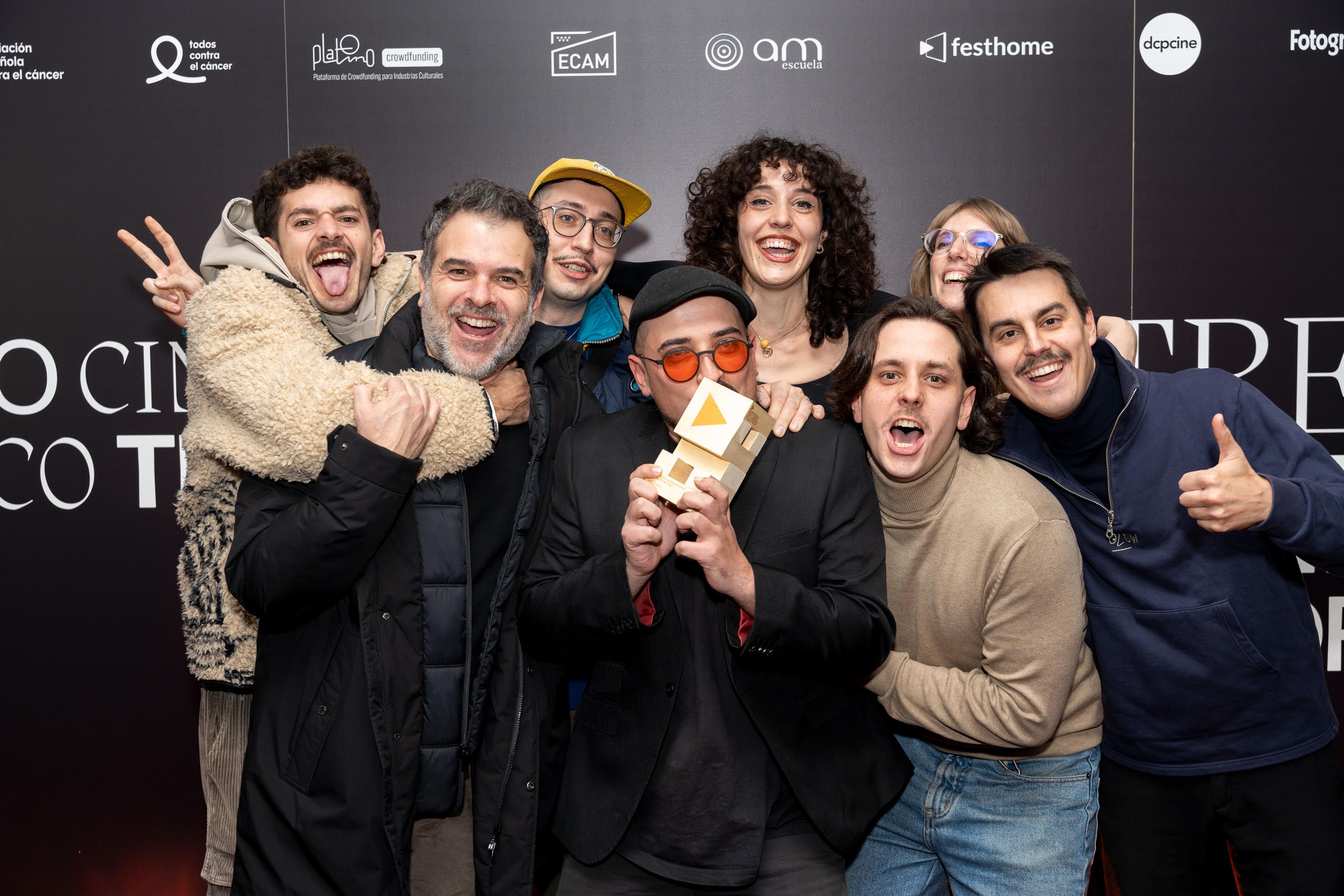 Joel Munu celebrant el Gran Premi a la millor pel·lícula del Notodofilmfest