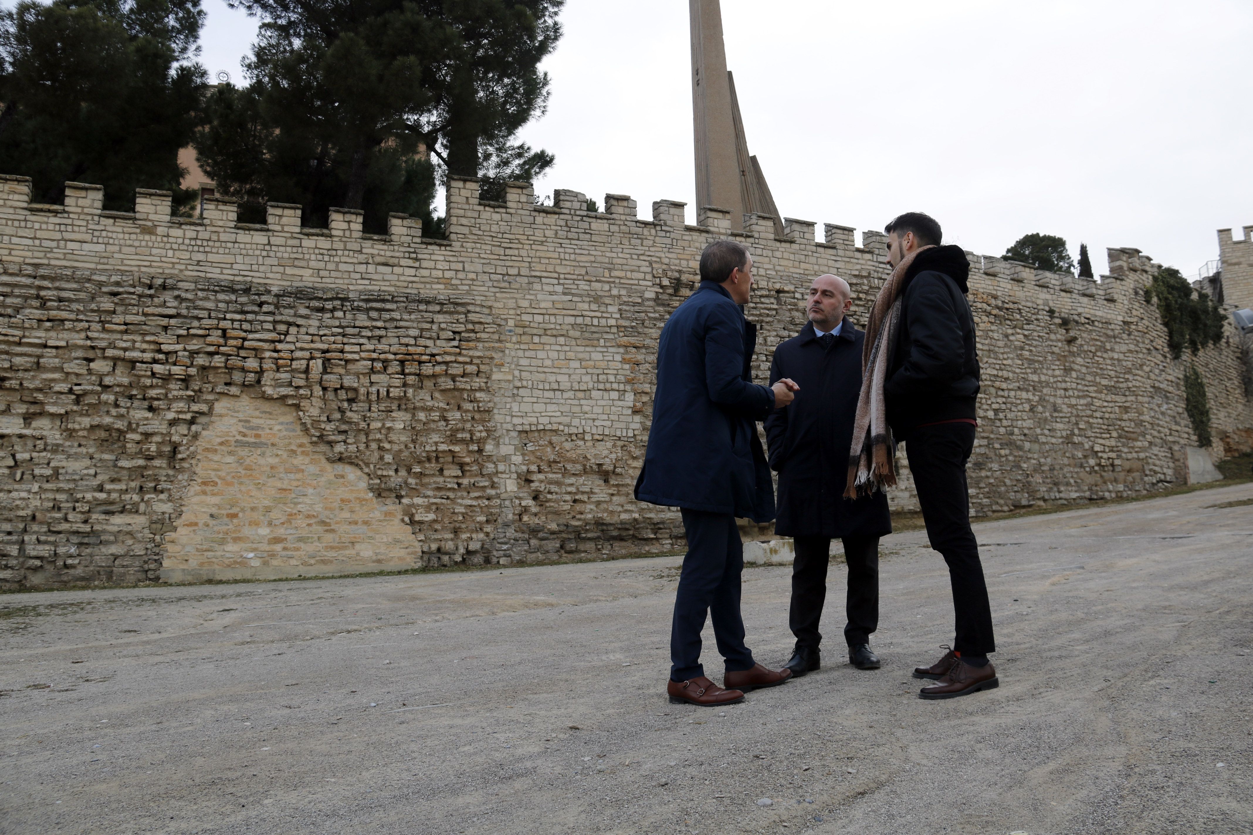 El delegat del Govern a Catalunya, Carlos Prieto, acompanyat del subdelegat del govern espanyol a Lleida, José Crespín, i l'alcalde de Cervera, Jan Pomés, durant una visita a la muralla