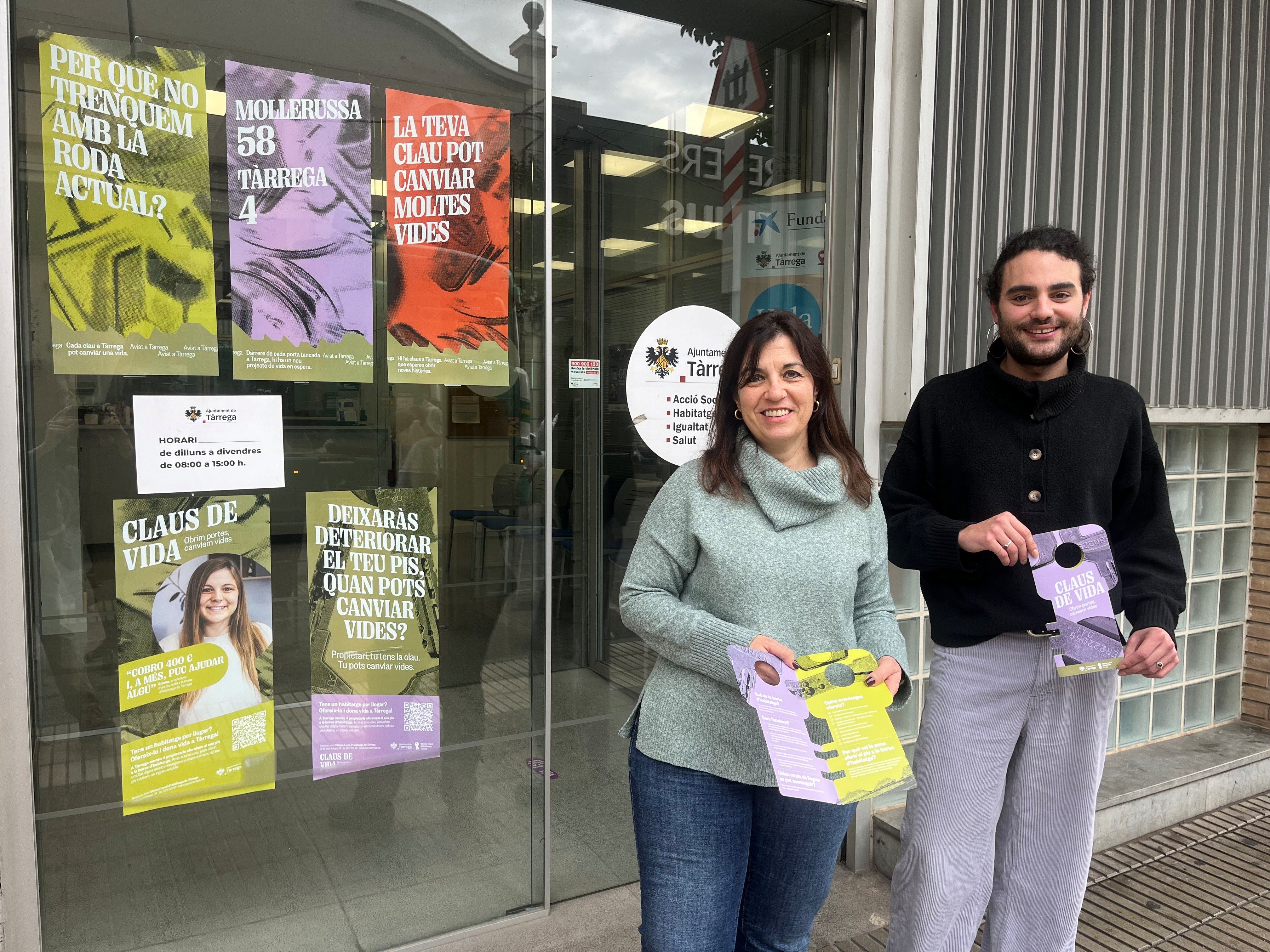 L'alcaldessa de Tàrrega, Alba Pijuan Vallverdú, i el regidor d'Habitatge, Miquel Nadal, amb la imatge de la campanya