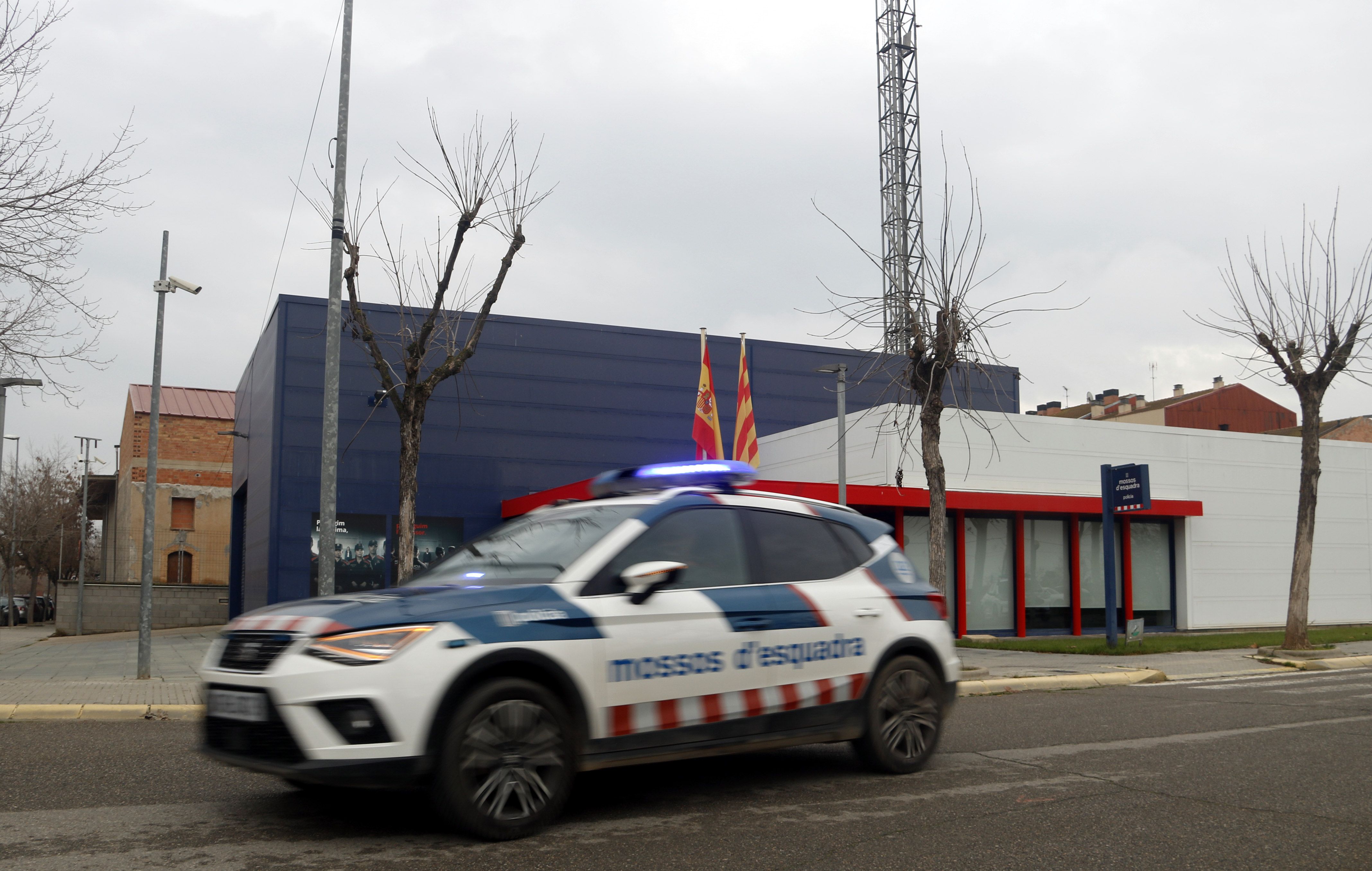 Un cotxe dels Mossos d'Esquadra al davant de la comissaria de Mollerussa