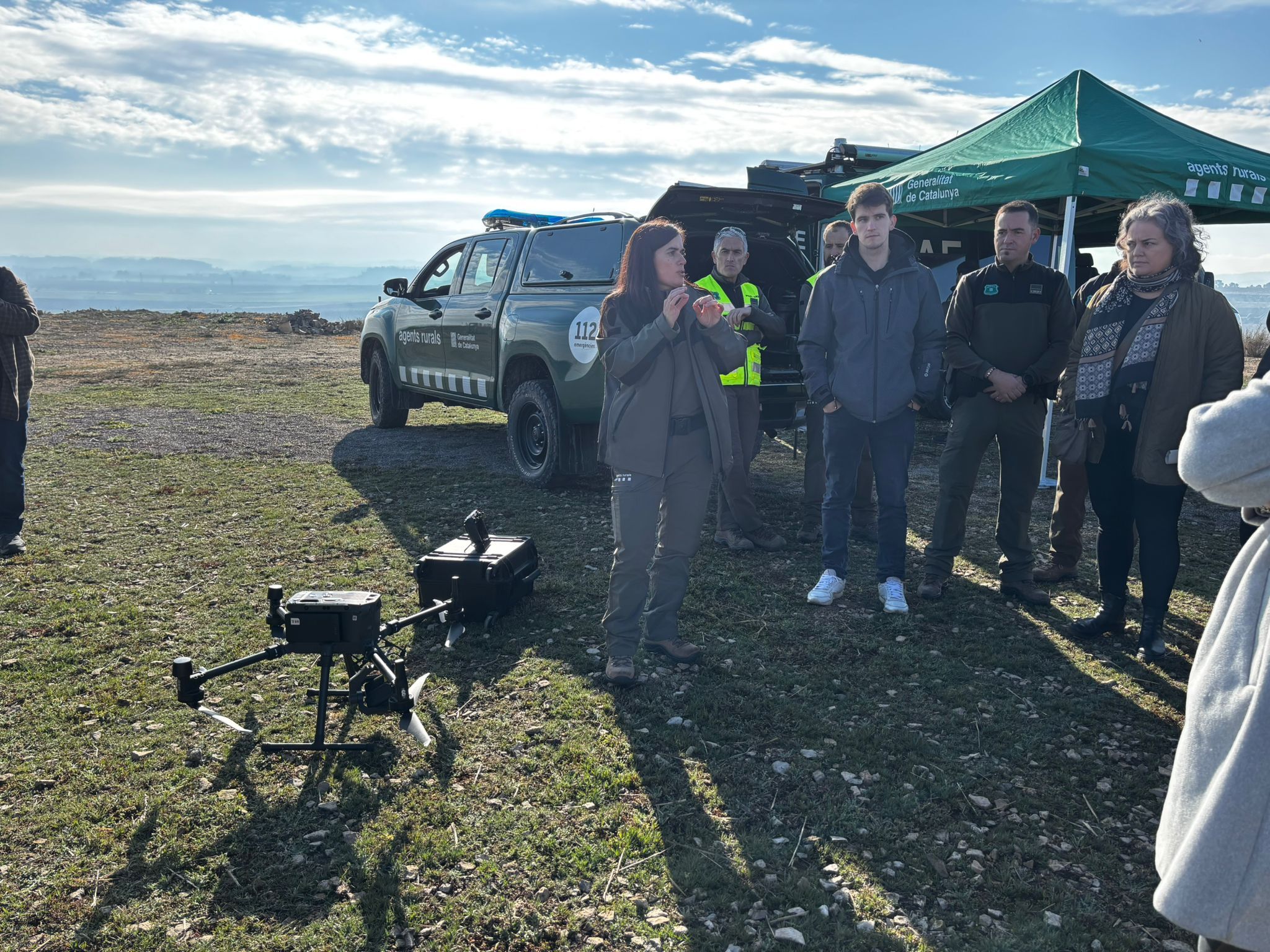 Explicació del funcionament del dron per una agent rural