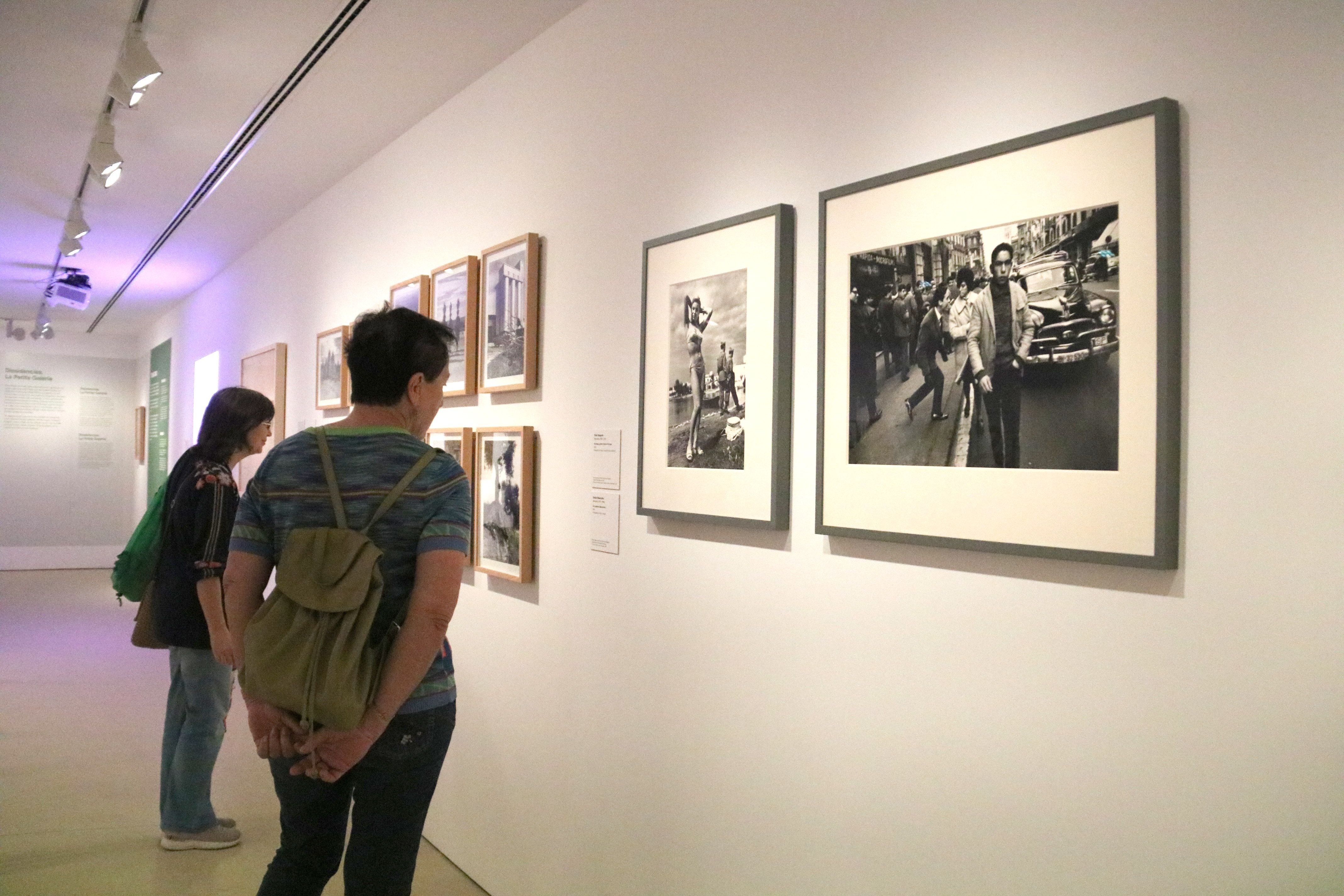 Dues dones miren obres exposades al nou Museu Morera de Lleida