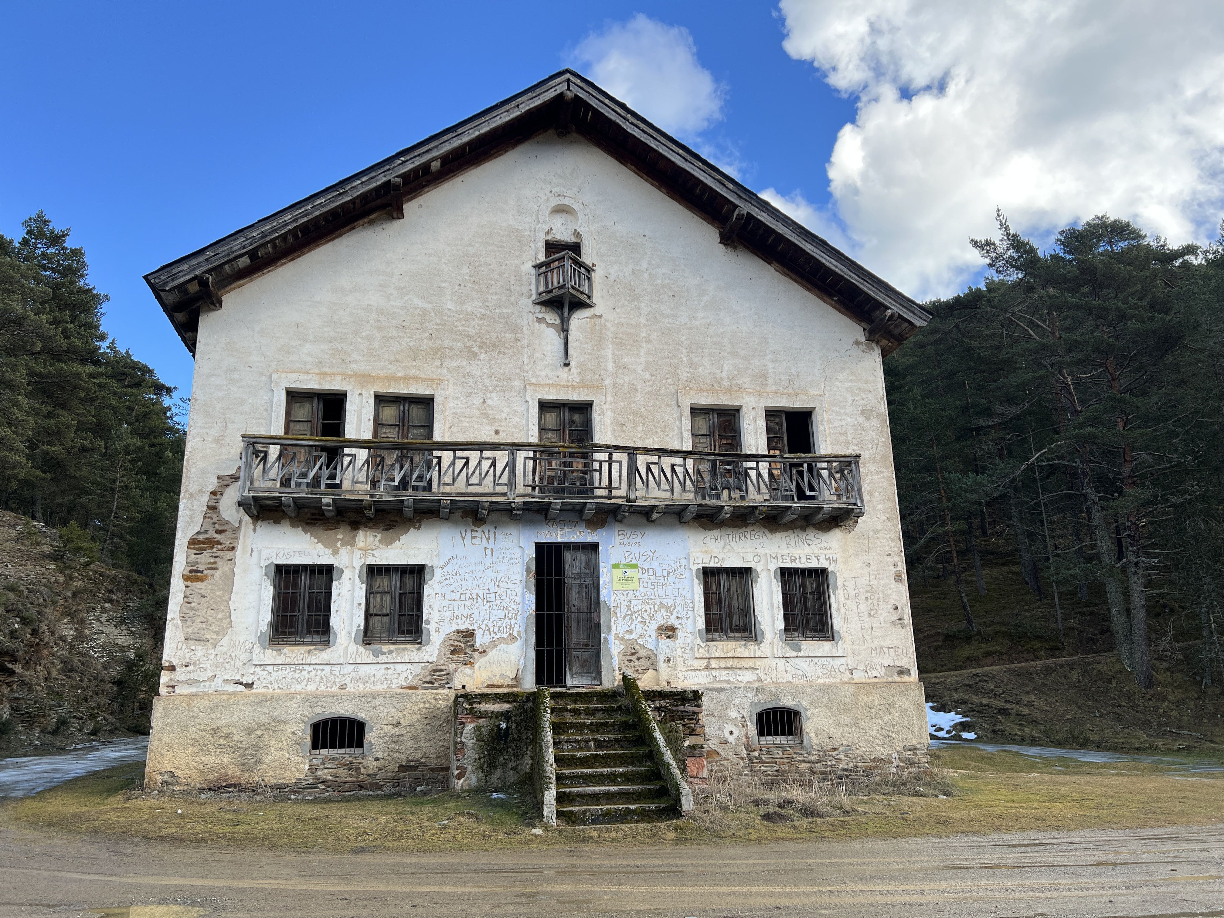 Façana de la Casa Forestal de Pallerols, a Montferrer i Castellbò (Alt Urgell)