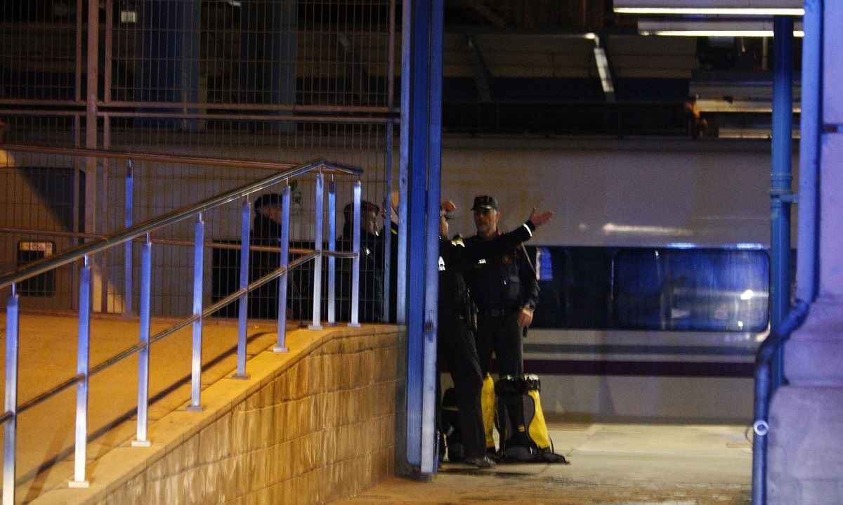 Agents dels Mossos a l'estació de Lleida Pirineus amb el tren aturat