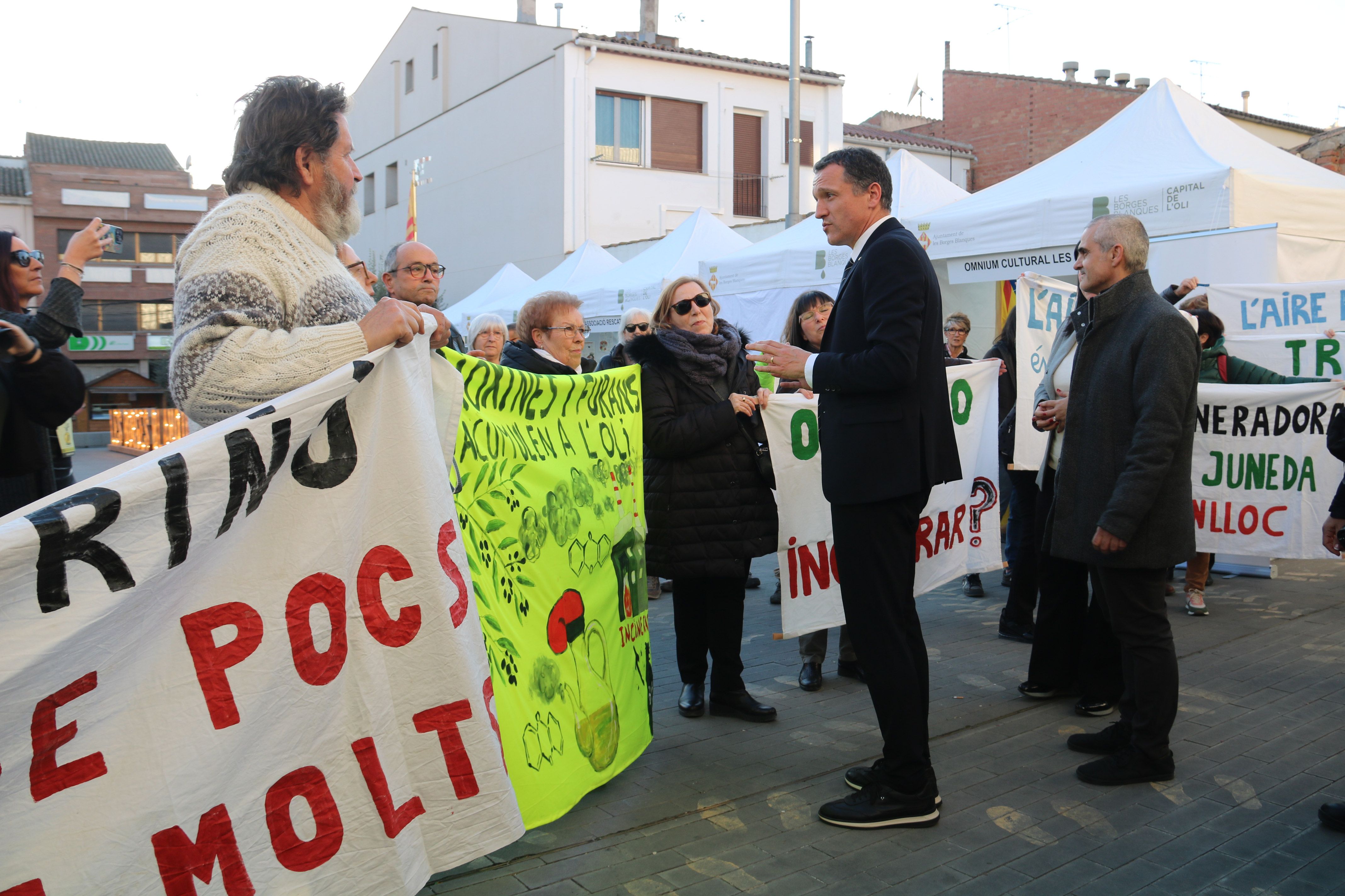 Membres de la plataforma Aturem la Incineradora parlant amb el conseller Ordeig