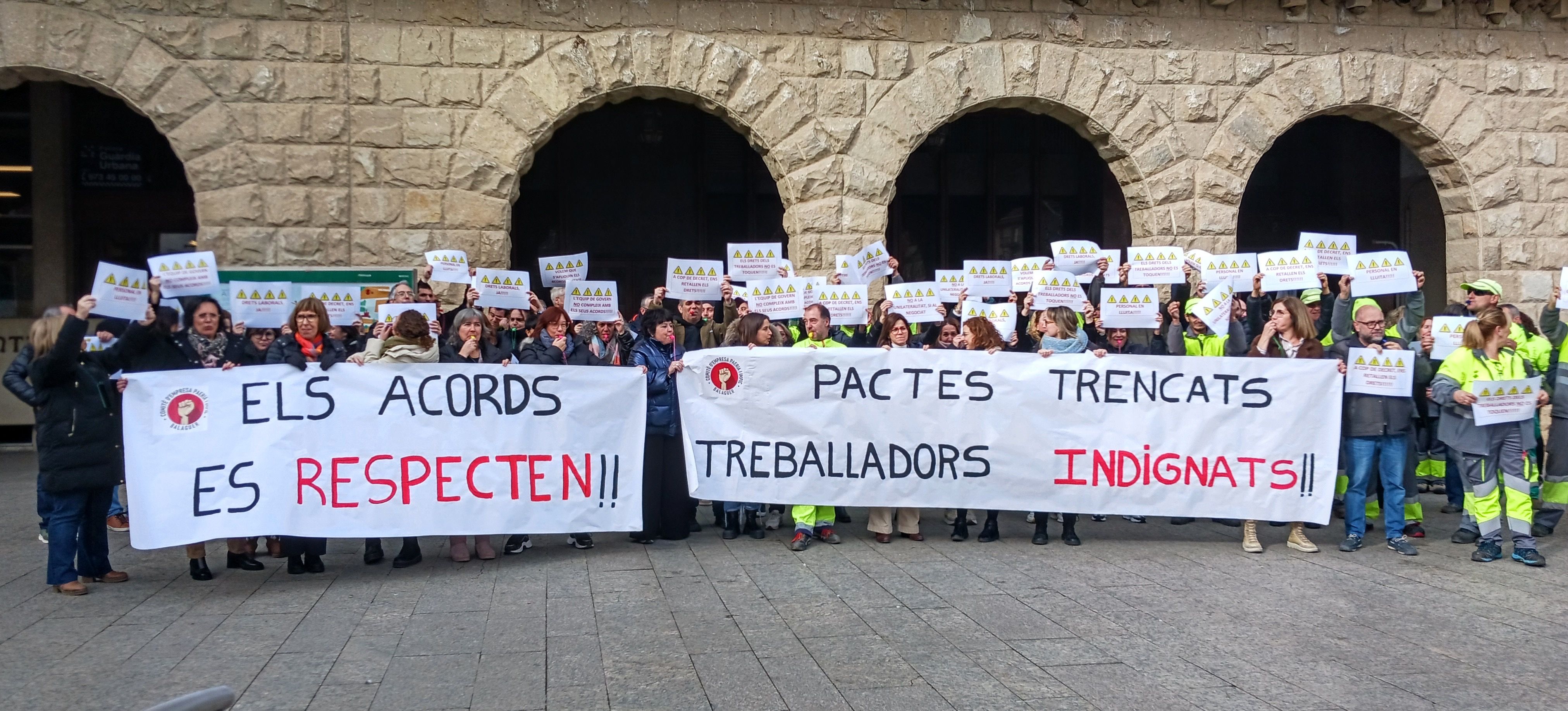 Treballadors de la Paeria, en l’aturada insòlita fet al davant del consistori