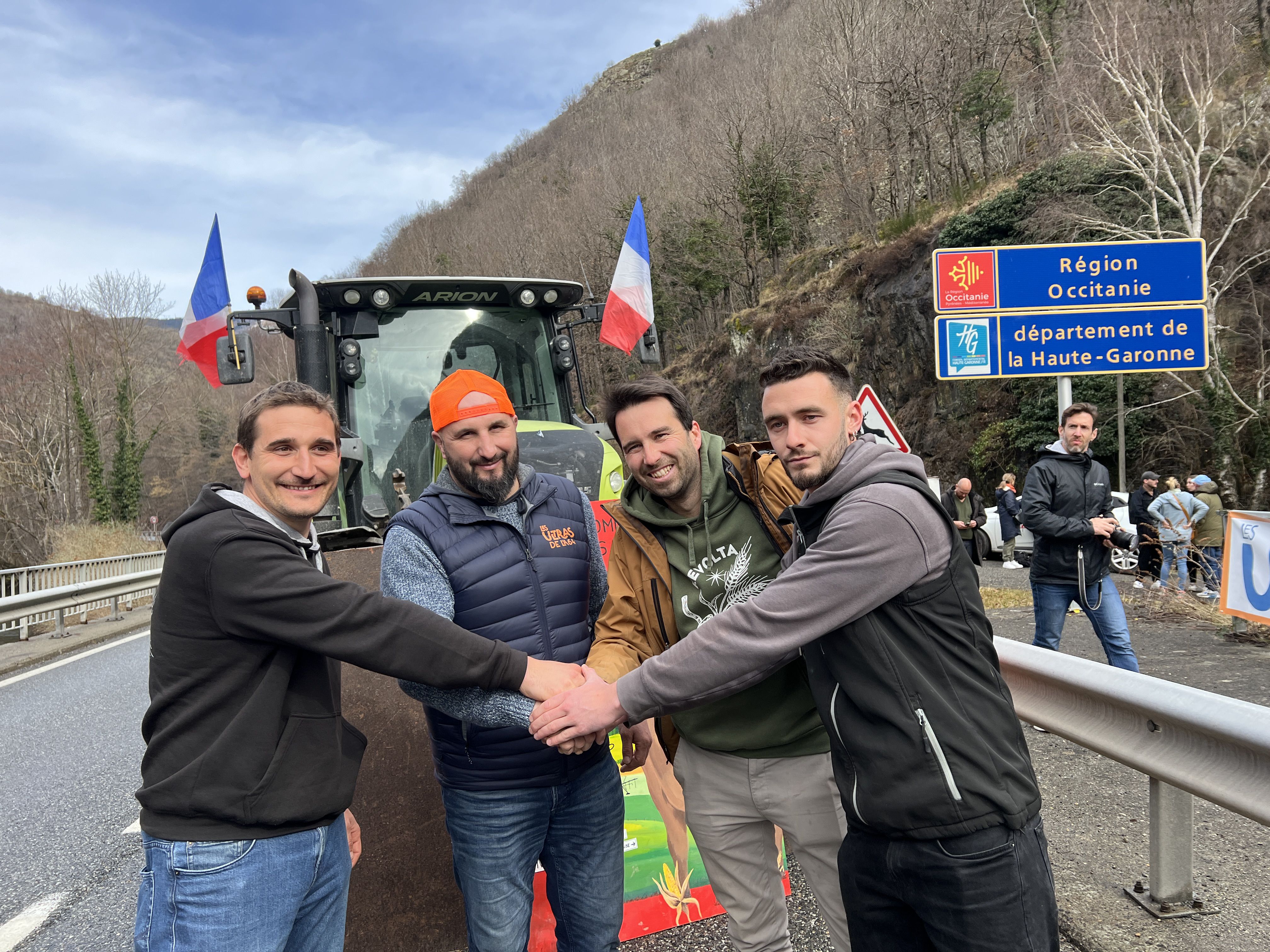 Representants del Gremi de la Pagesia amb el representant dels ramaders francesos que tallen l'N-230 a la frontera amb la Val d'Aran