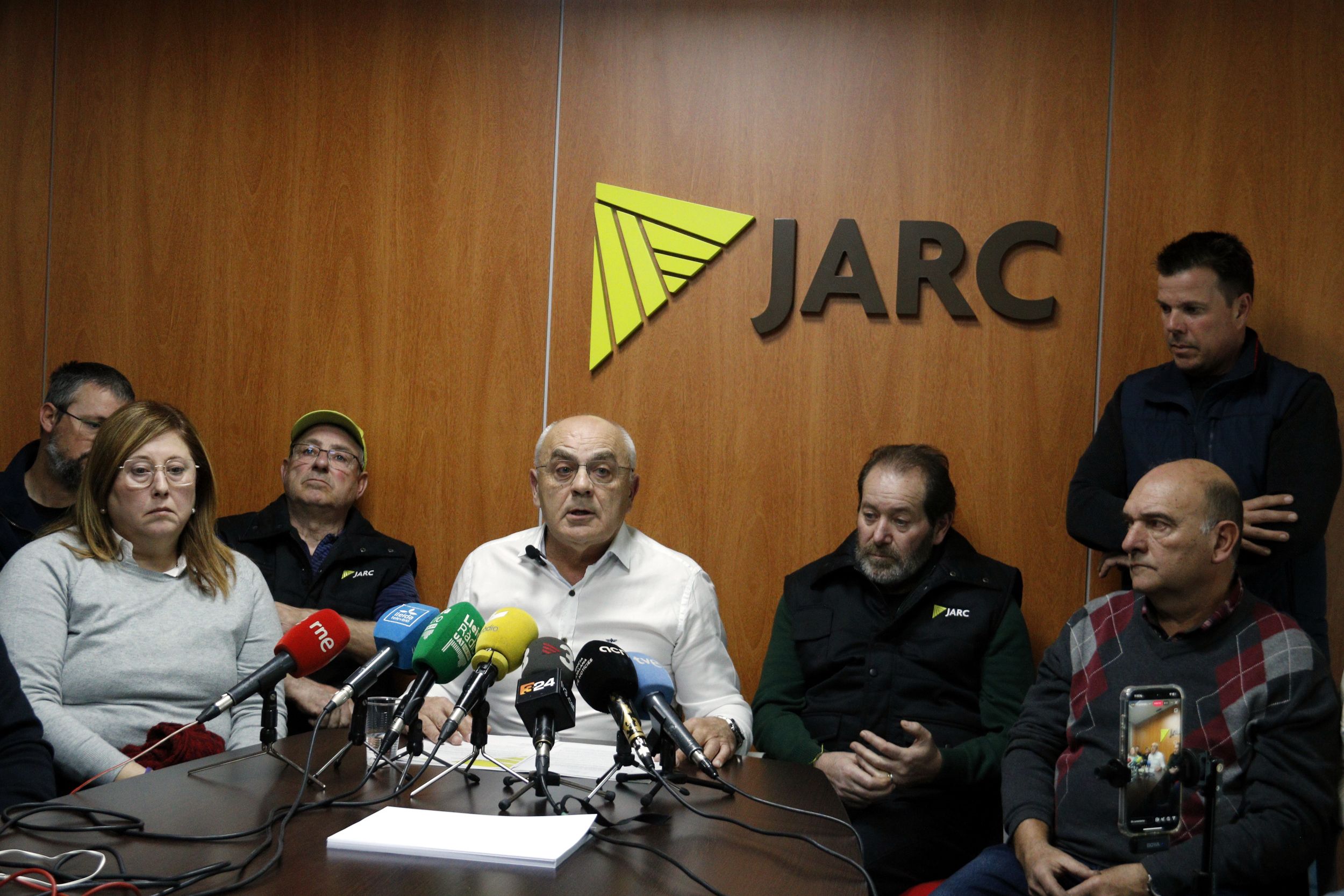 El president de JARC, Joan Carles Massot, i altres representants de l'organització agrària, en roda de premsa a la seu de Lleida