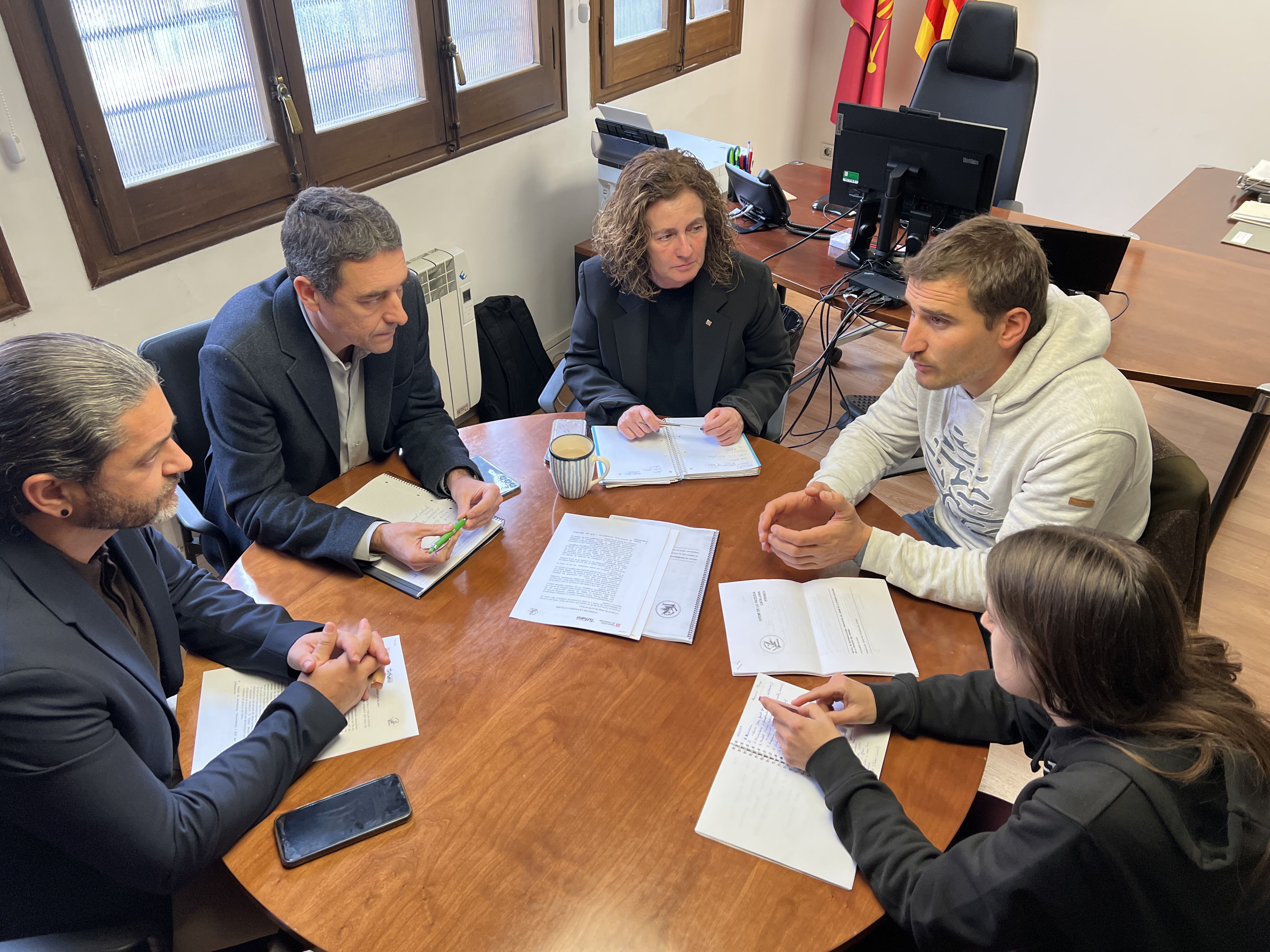 Representants del Gremi de la Pagesia del Pirineu reunits amb la delegada del Govern a l'Alt Pirineu, Sílvia Romero, a la delegació, a Tremp