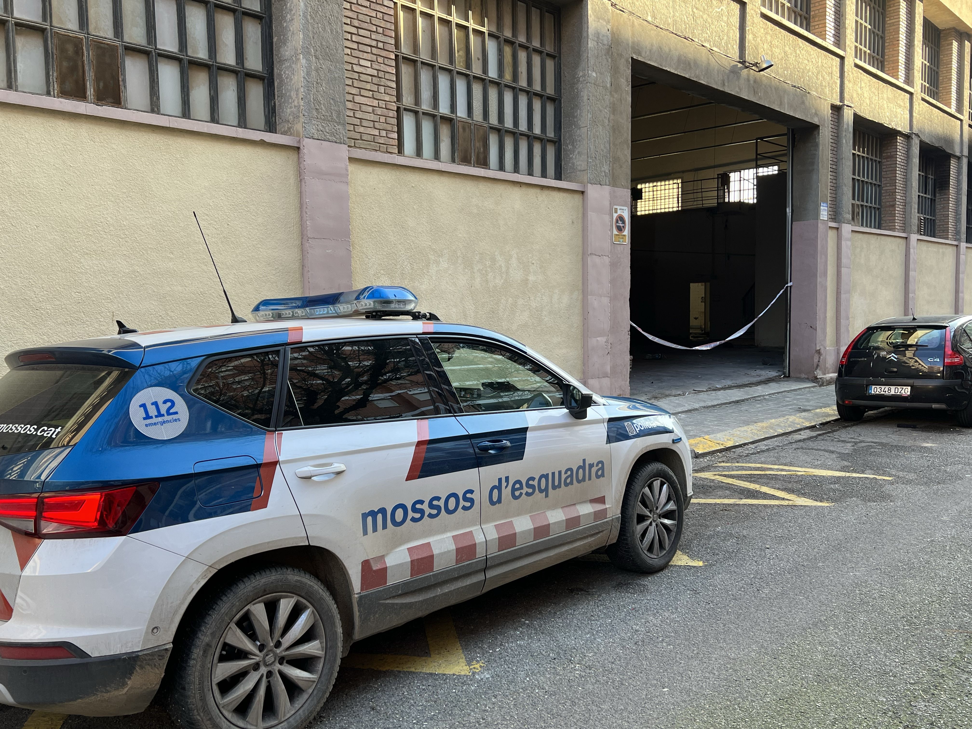 Un cotxe dels Mossos davant de l'antiga fàbrica de galetes de Pardinyes que s'ha incendiat