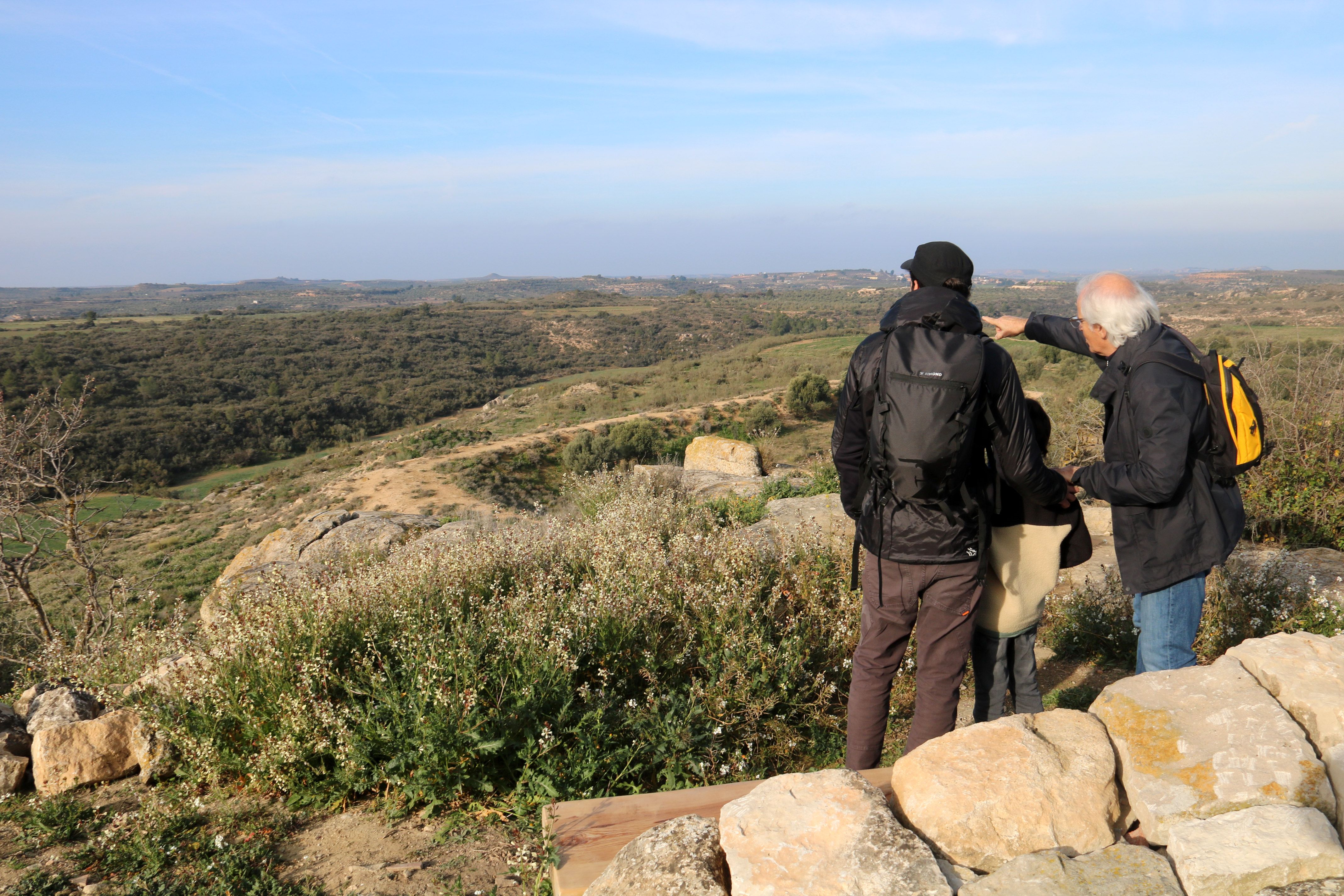 Visitants de Mas de Melons mirant les vistes que ofereix l'espai natura