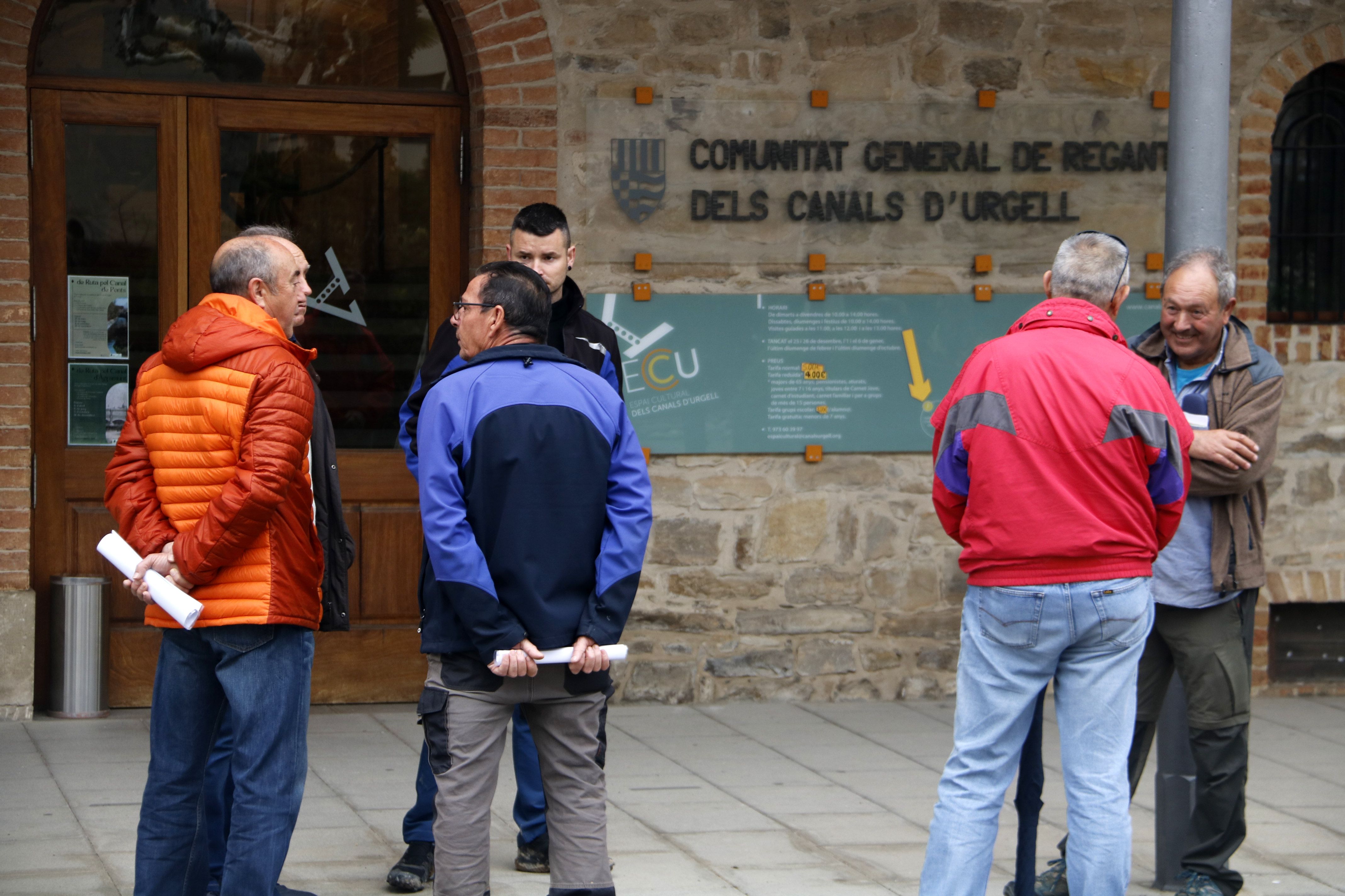 Pagesos afectats pel tancament del canal d'Urgell al davant de la Casa Canal