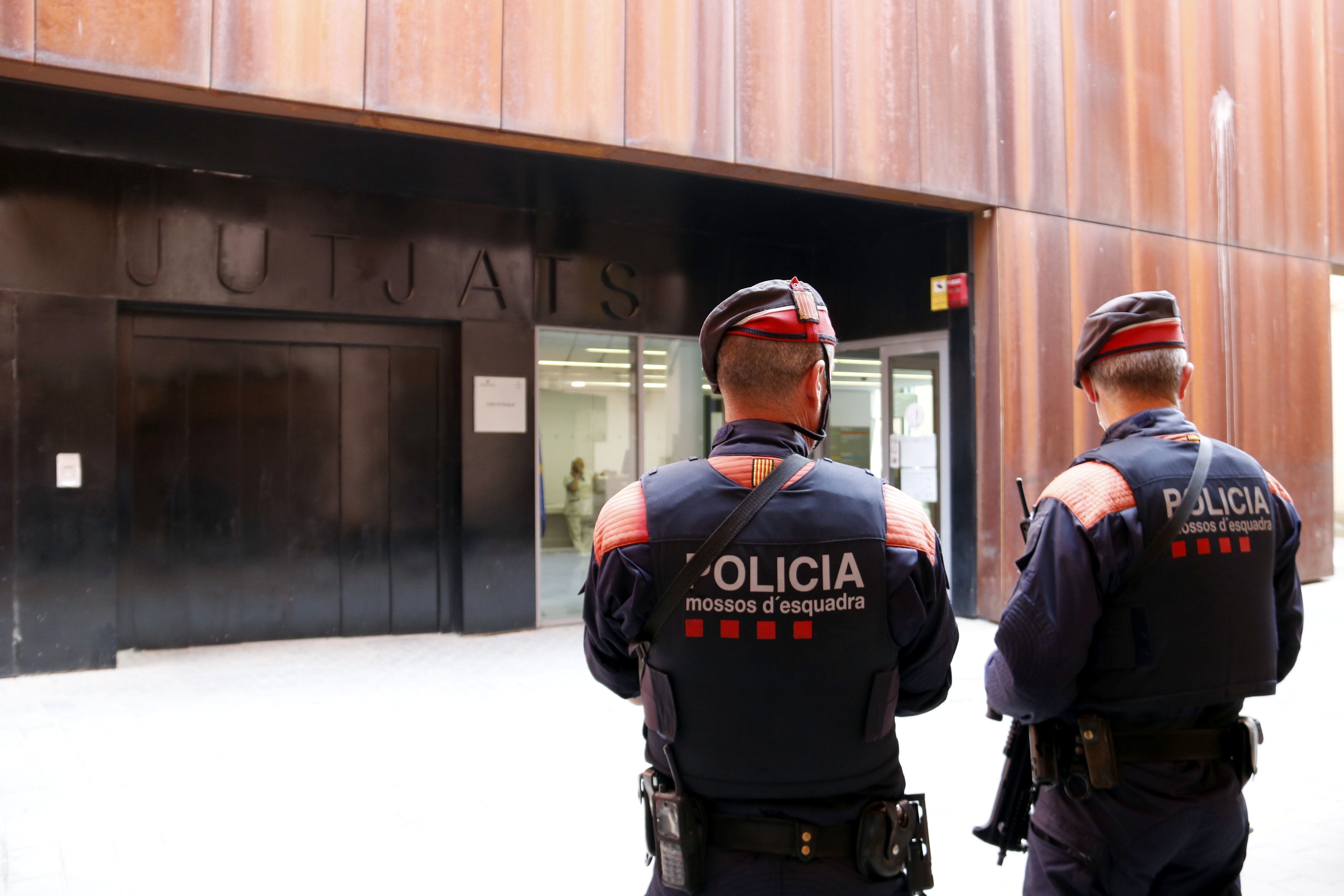 Imatge d'arxiu de dos Mossos davant dels jutjats de Balaguer