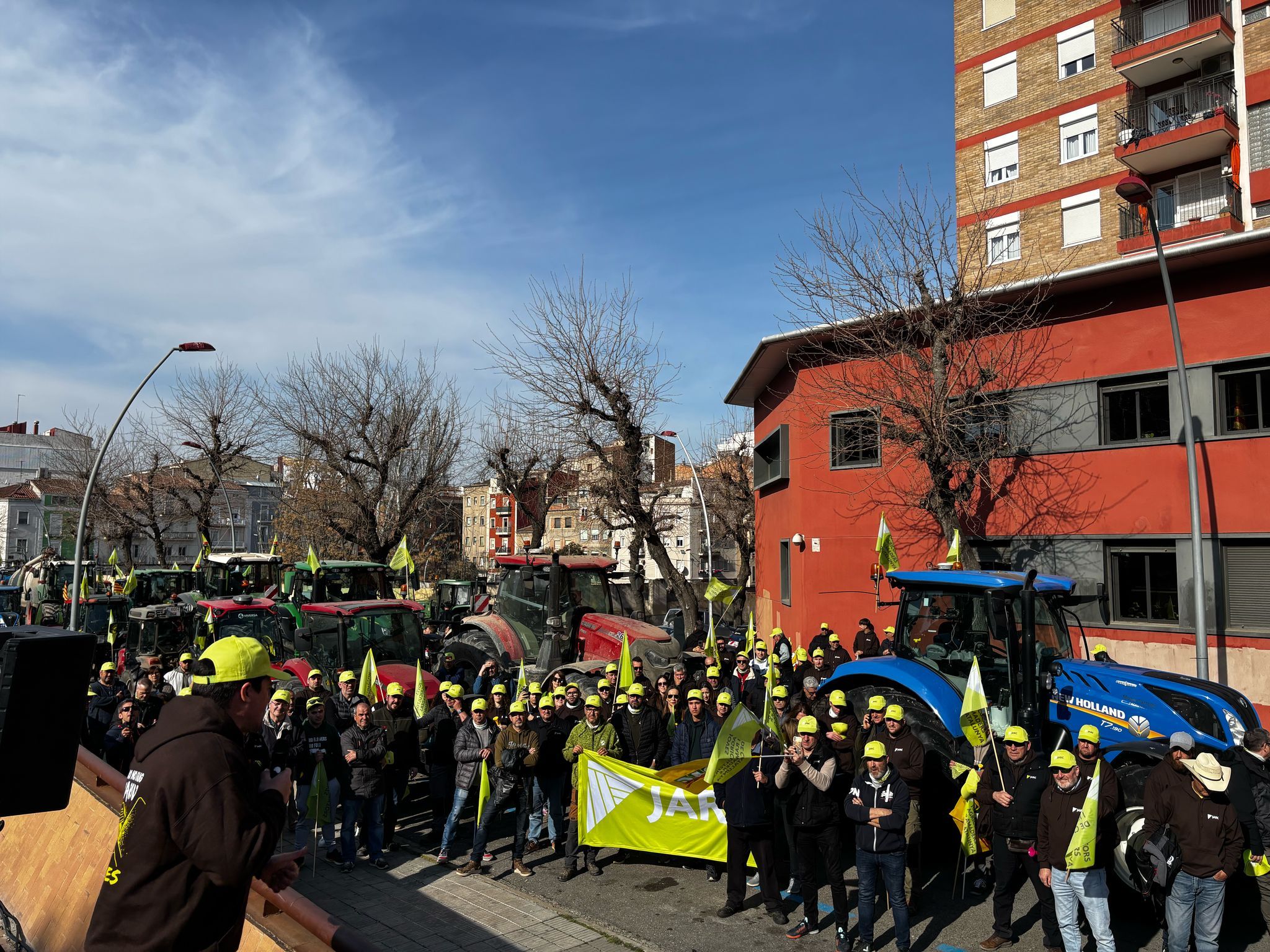 Imatge de la manifestació convocada per JARC davant dels Serveis Territorials de Lleida del Departament d’Agricultura