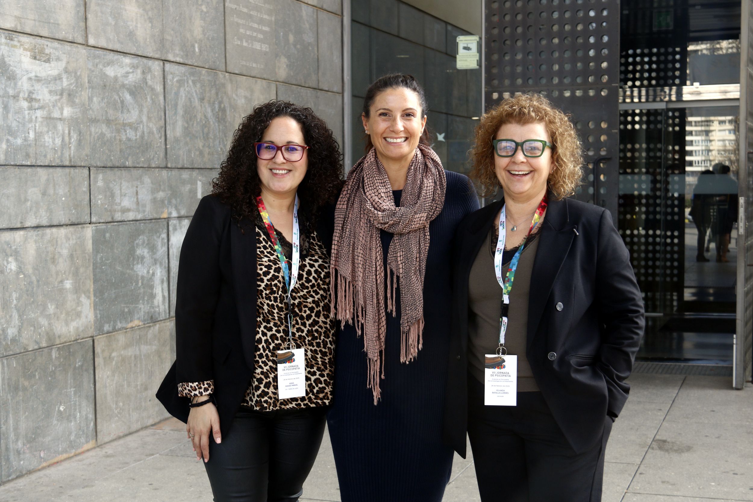 Anna Huguet, Eva Kimonis i Iolanda Batalla, en una pausa de la jornada sobre psicopatia a la UdL