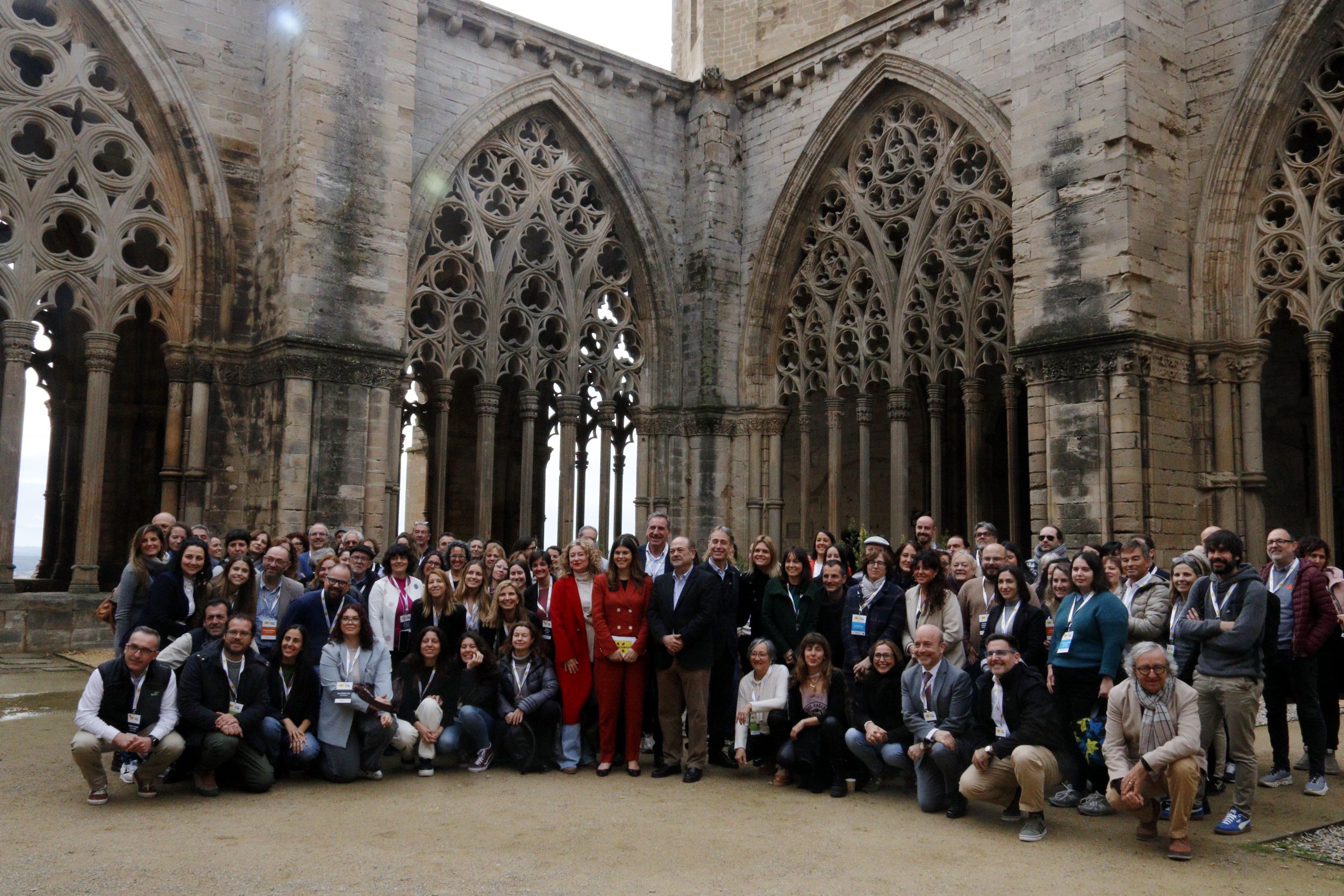 Fotografia de família dels assistents al Grand Tour de Catalunya Day per donar suport a la candidatura de la Seu Vella a Patrimoni Mundial de la Unesco