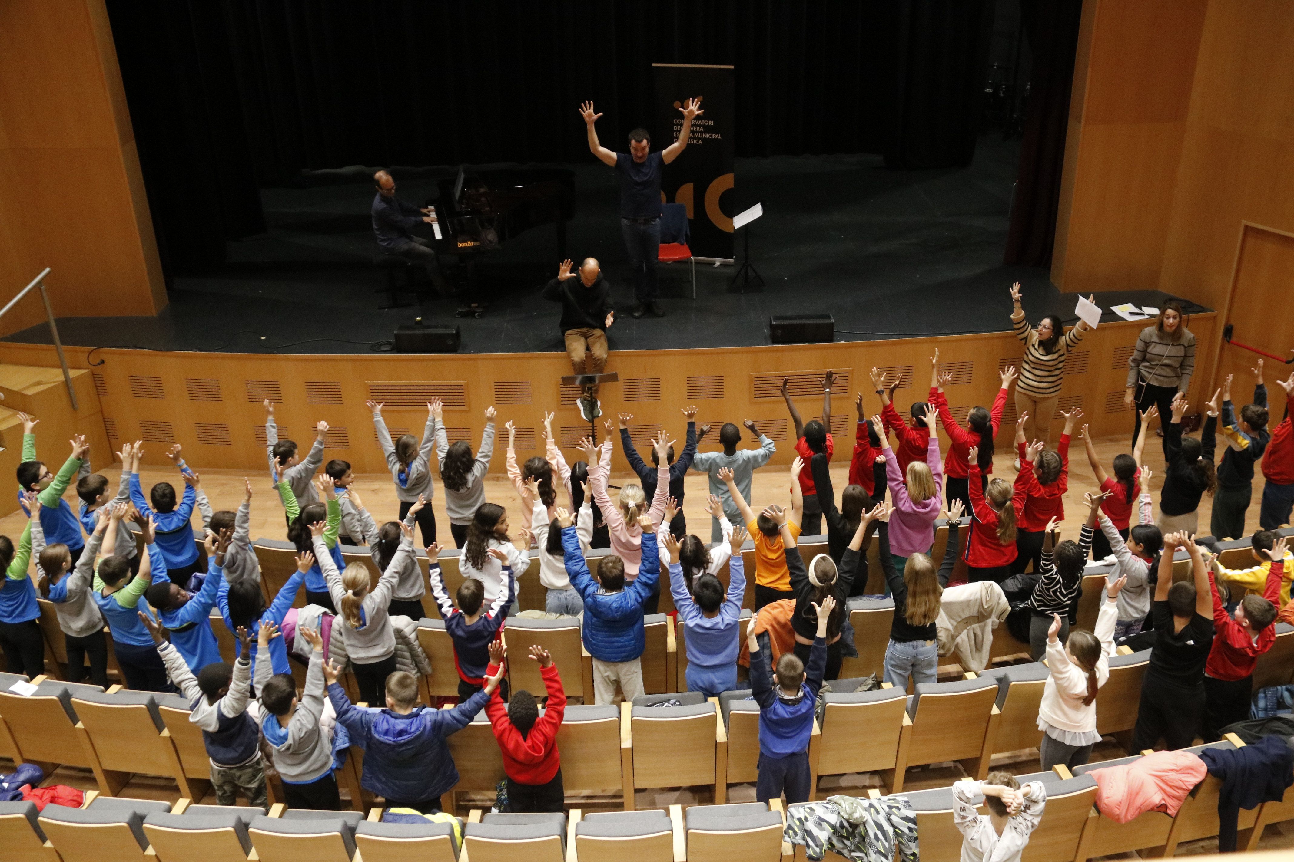 Assaig de L'espill encantat a l'Ateneu de Guissona amb alumnes de 4t de les escoles Ramon Faus i Esteve i FEDAC de Guissona