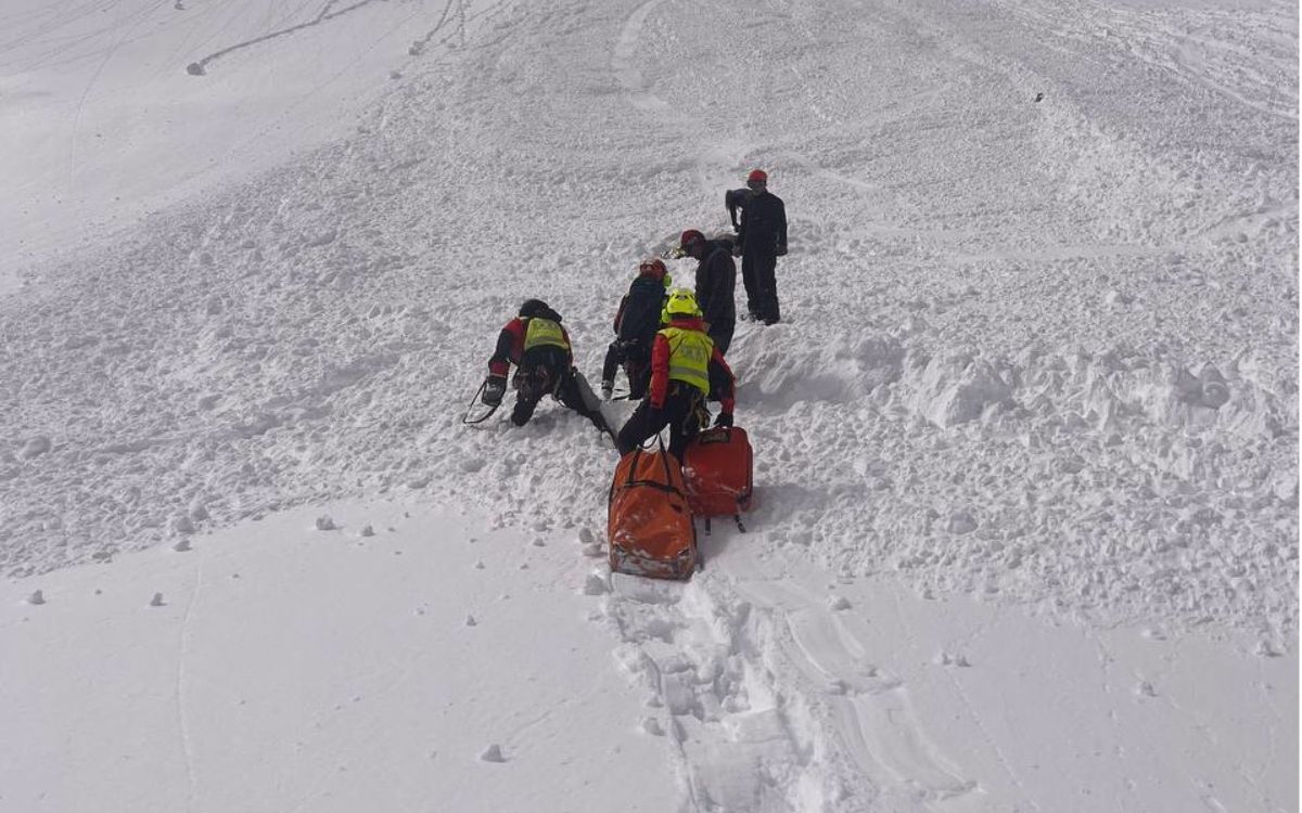 Els equips d'emergència rescatant el ferit per una allau al pic de Pudo, a l'Alt Àneu (Pallars Sobirà)