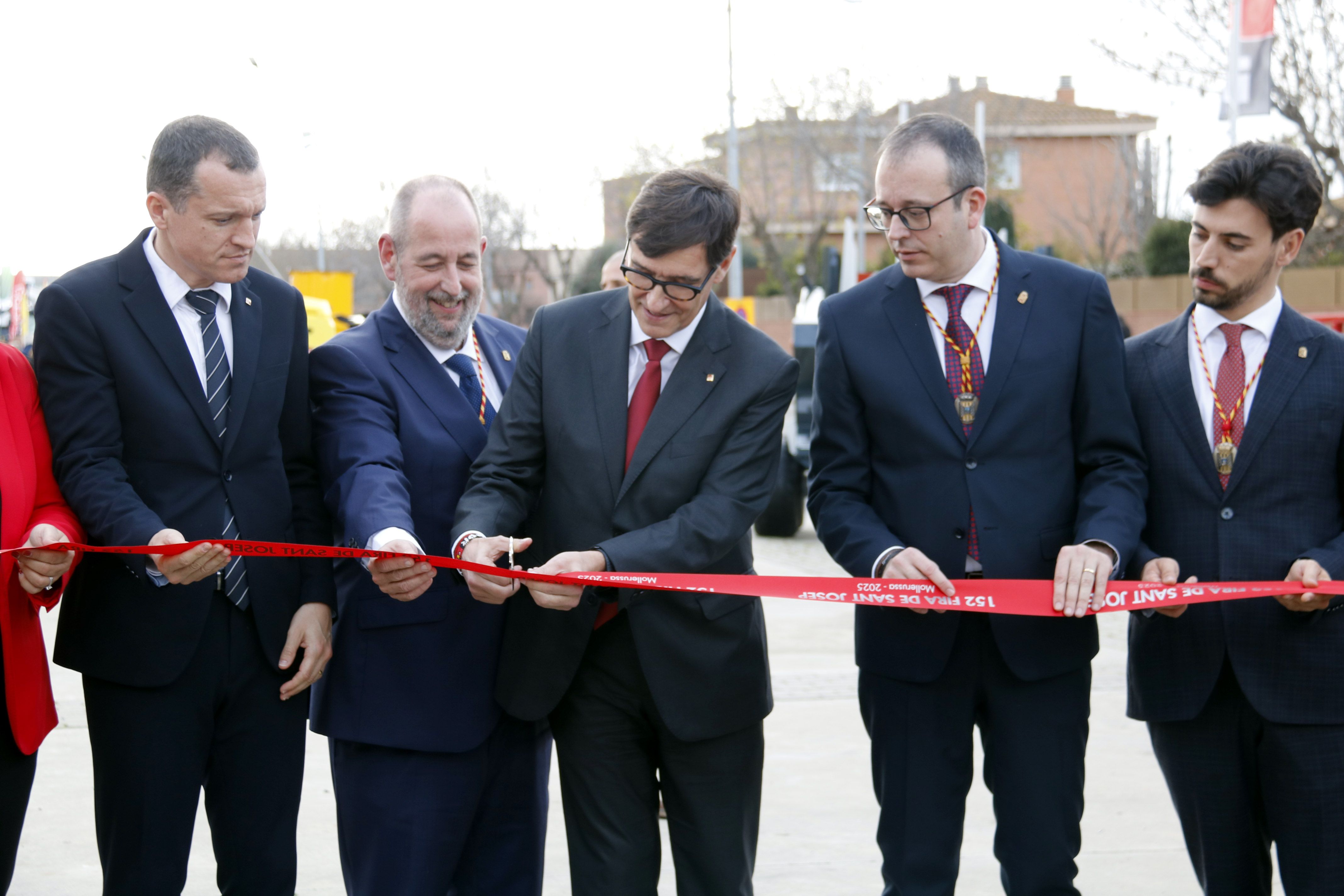 El president de la Generalitat, Salvador Illa, tallant la cinta inaugural de la 152a Fira de Sant Josep de Mollerussa