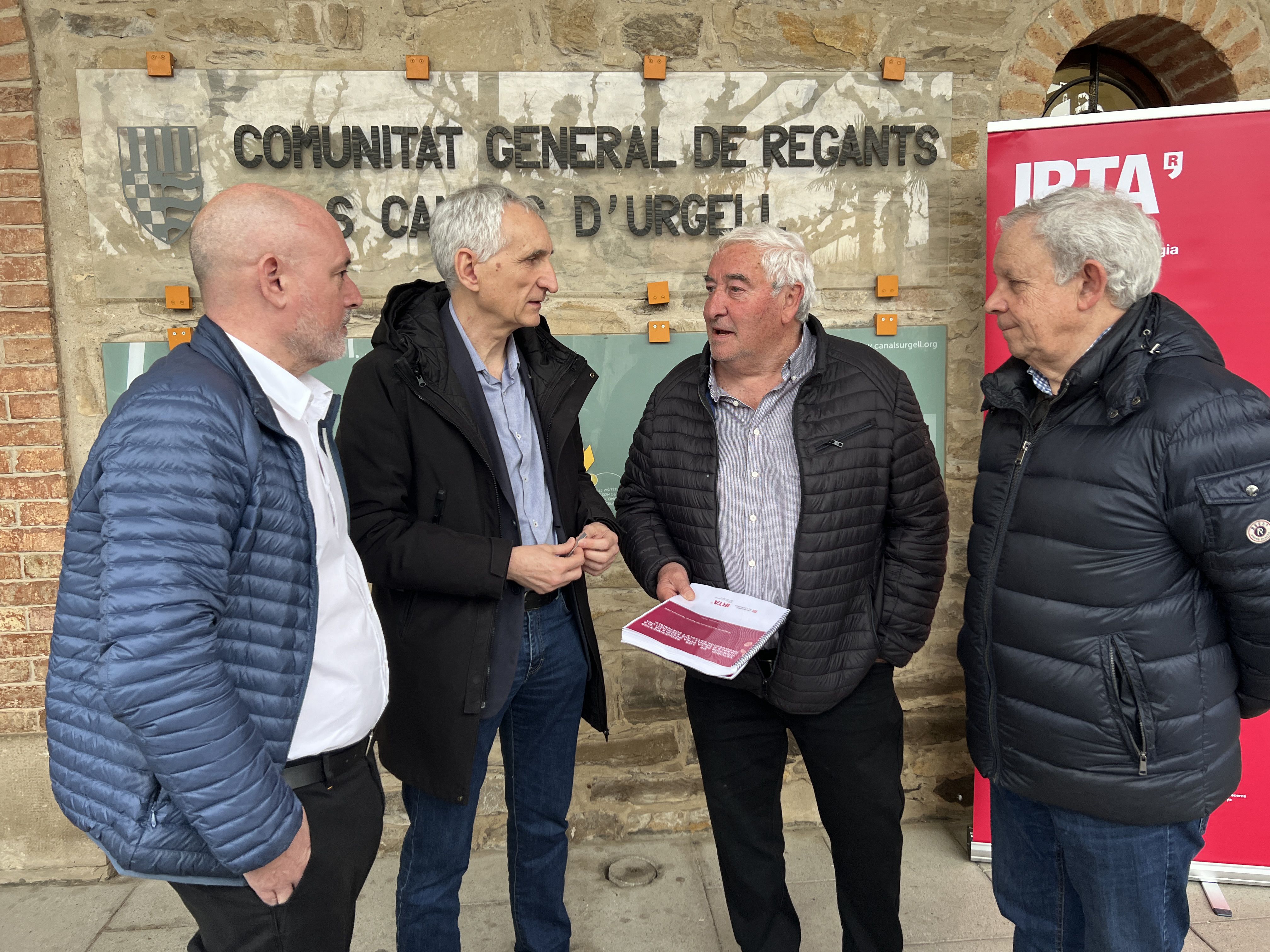 Representants de la Comunitat de Regants dels Canals d'Urgell i de l'IRTA després d'una reunió a la Casa Canal