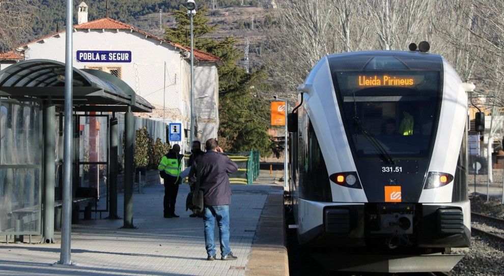 Un comboi de la línia arribant a l'estació de la Pobla de Segur