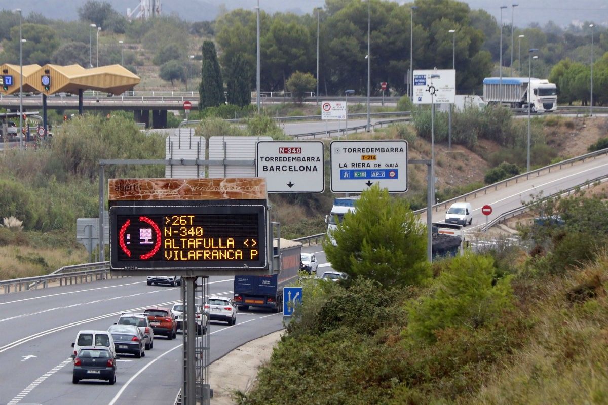Un rètol lluminós que informa de la restricció de pas de camions per l'N-340, fins a Vilafranca Sud.
