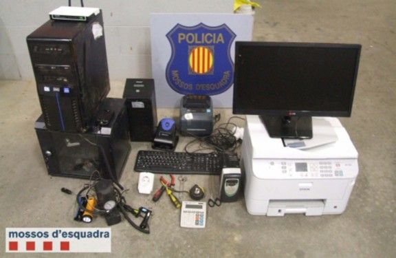 Imatge dels objectes recuperats pels mossos i que havien estat sostrets de la granja de la Baronia de Rialb.