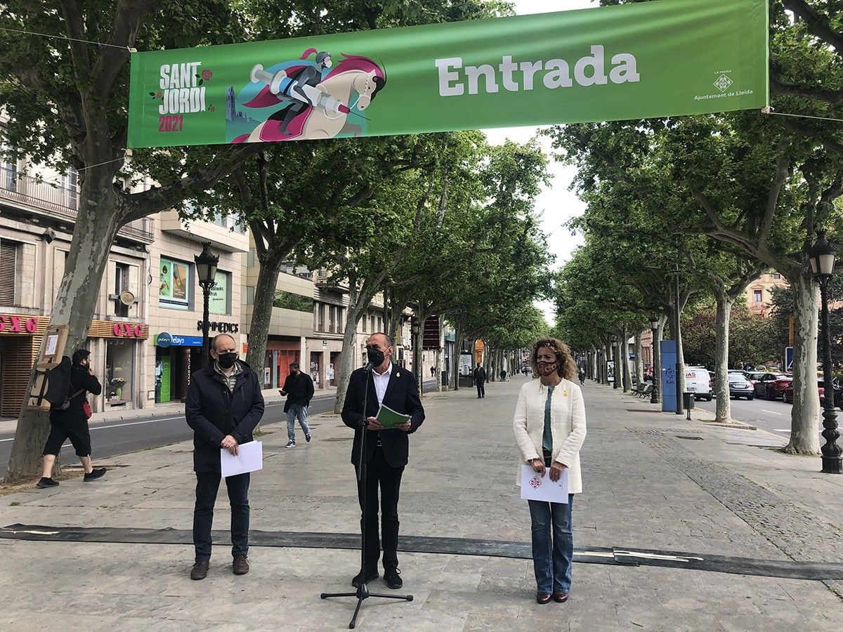 L'alcalde de Lleida, Miquel Pueyo, amb els regidors Jaume Rutllant i Marta Gispert, durant la presentació dels actes de Sant Jordi.
