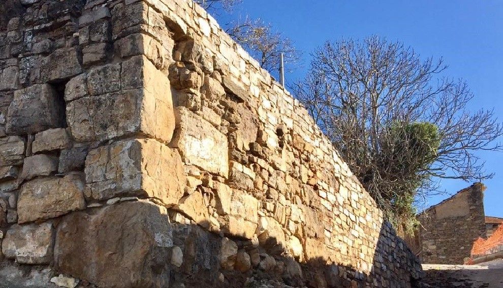 Estat actual d'un tram de la muralla romana d'Isona