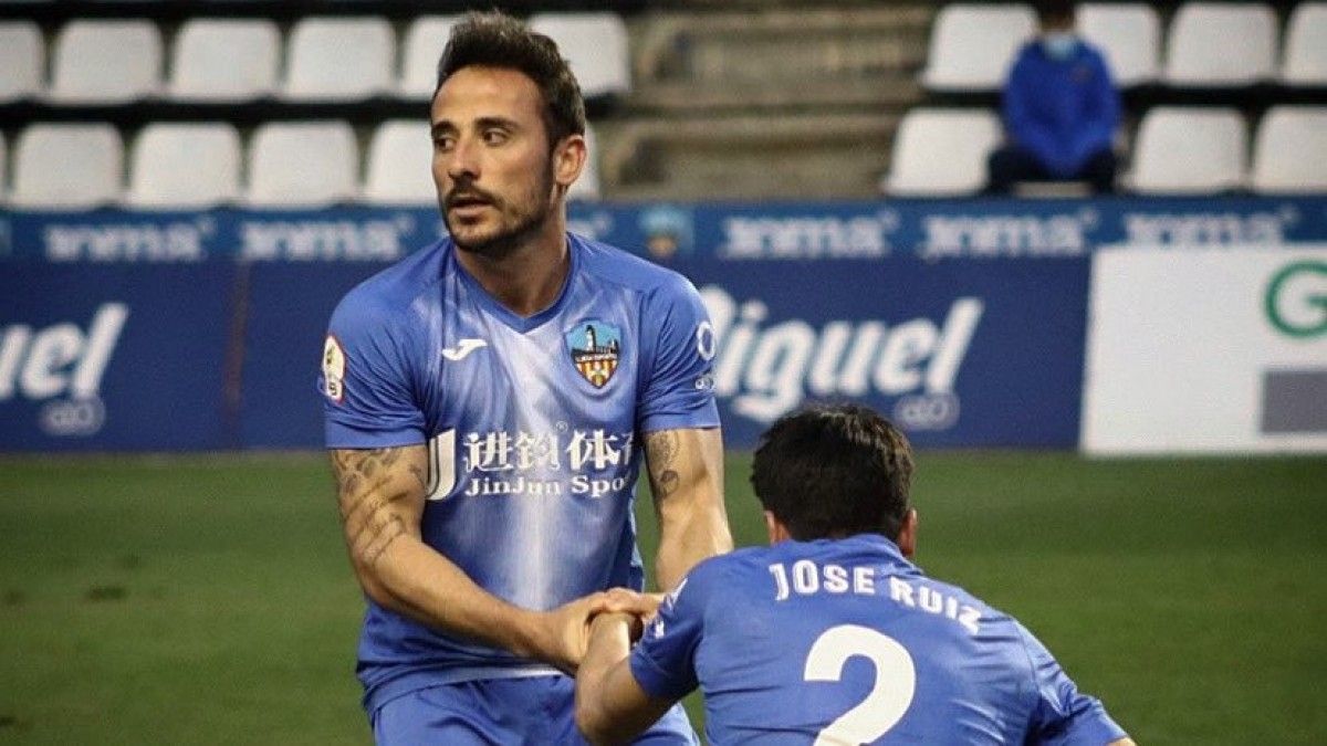 Dos jugadors del Lleida durant un partit
