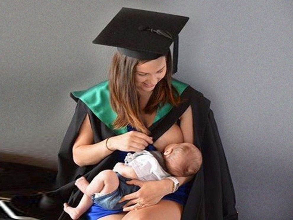 Una graduada donant el pit