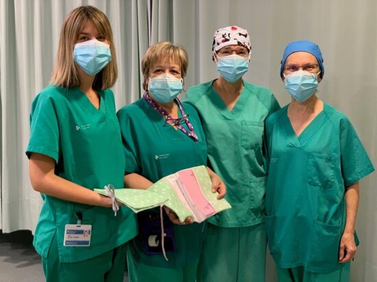 Professionals de l'Àrea d'Obstetrícia de l'Arnau de Vilanova amb carpetes de roba fetes a mà 