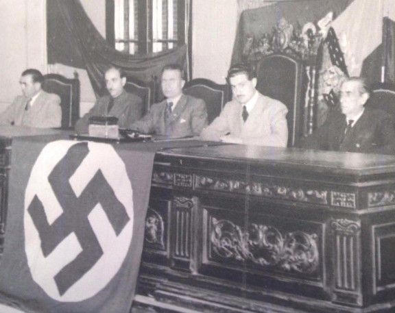 Hellín amb una bandera nazi l'any 1943