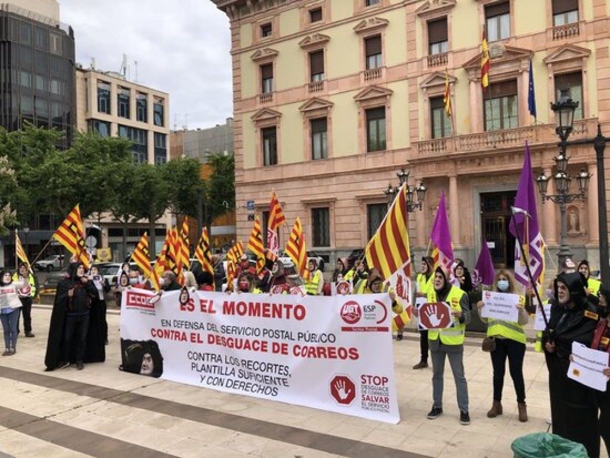Protesta de delegats sindicals de Correus davant de la subdelegació del govern a Lleida